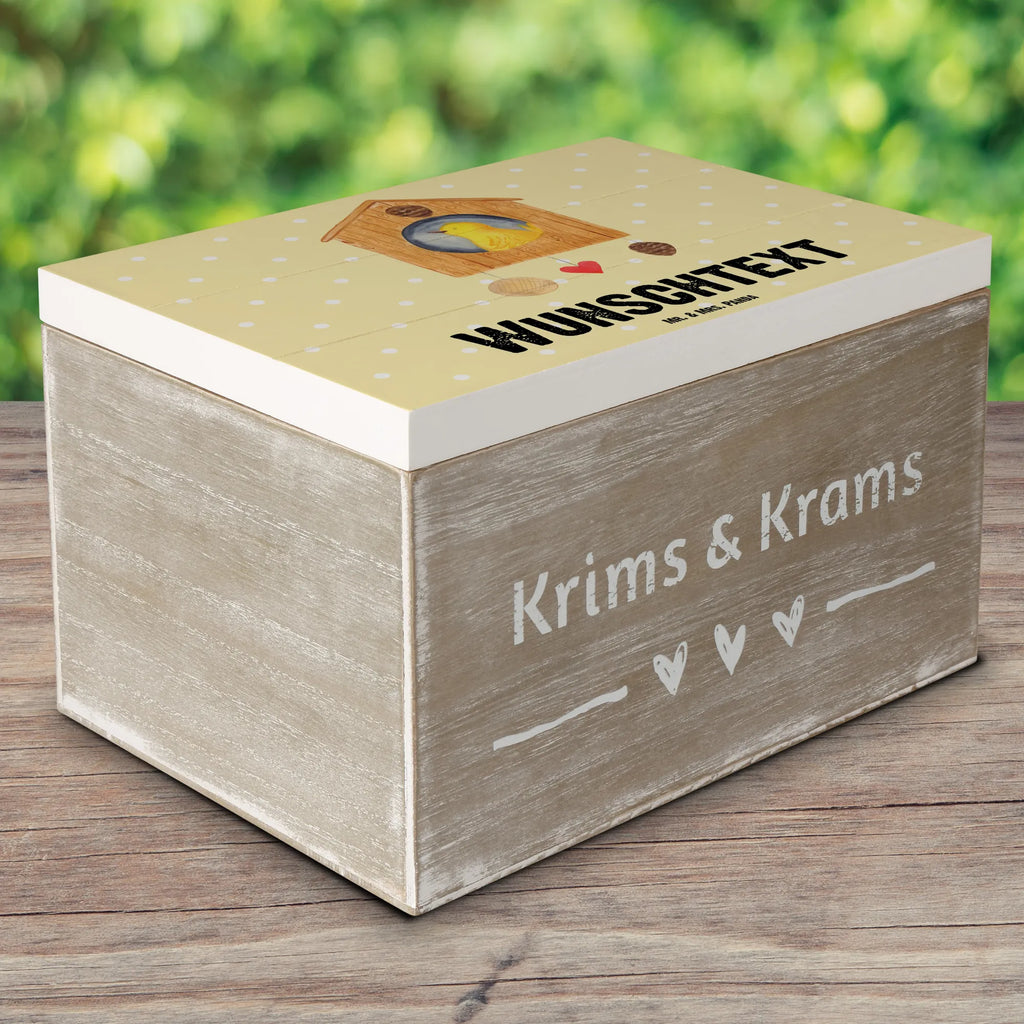 Personalisierte Holzkiste Vogel Haus Holzkiste mit Namen, Kiste mit Namen, Schatzkiste mit Namen, Truhe mit Namen, Schatulle mit Namen, Erinnerungsbox mit Namen, Erinnerungskiste, mit Namen, Dekokiste mit Namen, Aufbewahrungsbox mit Namen, Holzkiste Personalisiert, Kiste Personalisiert, Schatzkiste Personalisiert, Truhe Personalisiert, Schatulle Personalisiert, Erinnerungsbox Personalisiert, Erinnerungskiste Personalisiert, Dekokiste Personalisiert, Aufbewahrungsbox Personalisiert, Geschenkbox personalisiert, GEschenkdose personalisiert, Tiermotive, Gute Laune, lustige Sprüche, Tiere, Vogel, Vögel, Vogelhaus, Vogelhäuschen, Home sweet home, Zuhause, Nest, Eigenheim, Familie, Wohnung, Haus, unser Haus, Lieblingsort, Castle