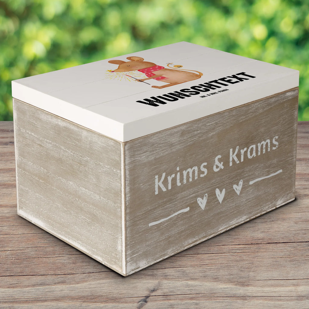 Personalisierte Holzkiste Maus Weihnachten Holzkiste mit Namen, Kiste mit Namen, Schatzkiste mit Namen, Truhe mit Namen, Schatulle mit Namen, Erinnerungsbox mit Namen, Erinnerungskiste, mit Namen, Dekokiste mit Namen, Aufbewahrungsbox mit Namen, Holzkiste Personalisiert, Kiste Personalisiert, Schatzkiste Personalisiert, Truhe Personalisiert, Schatulle Personalisiert, Erinnerungsbox Personalisiert, Erinnerungskiste Personalisiert, Dekokiste Personalisiert, Aufbewahrungsbox Personalisiert, Geschenkbox personalisiert, GEschenkdose personalisiert, Winter, Weihnachten, Weihnachtsdeko, Nikolaus, Advent, Heiligabend, Wintermotiv, Frohe Weihnachten, Weihnachtsgruß, Weihnachtsmotiv, Maus, Mäuschen, Weihnachtswunder