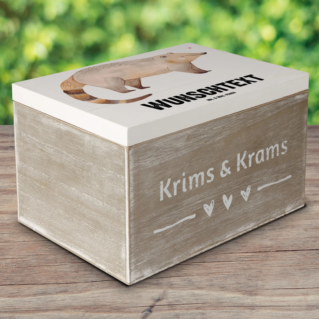 Personalisierte Holzkiste Nasenbär Holzkiste mit Namen, Kiste mit Namen, Schatzkiste mit Namen, Truhe mit Namen, Schatulle mit Namen, Erinnerungsbox mit Namen, Erinnerungskiste, mit Namen, Dekokiste mit Namen, Aufbewahrungsbox mit Namen, Holzkiste Personalisiert, Kiste Personalisiert, Schatzkiste Personalisiert, Truhe Personalisiert, Schatulle Personalisiert, Erinnerungsbox Personalisiert, Erinnerungskiste Personalisiert, Dekokiste Personalisiert, Aufbewahrungsbox Personalisiert, Geschenkbox personalisiert, GEschenkdose personalisiert, Tiermotive, Gute Laune, lustige Sprüche, Tiere, Nasenbär, Nasenbären, Rüsselbär, Bär