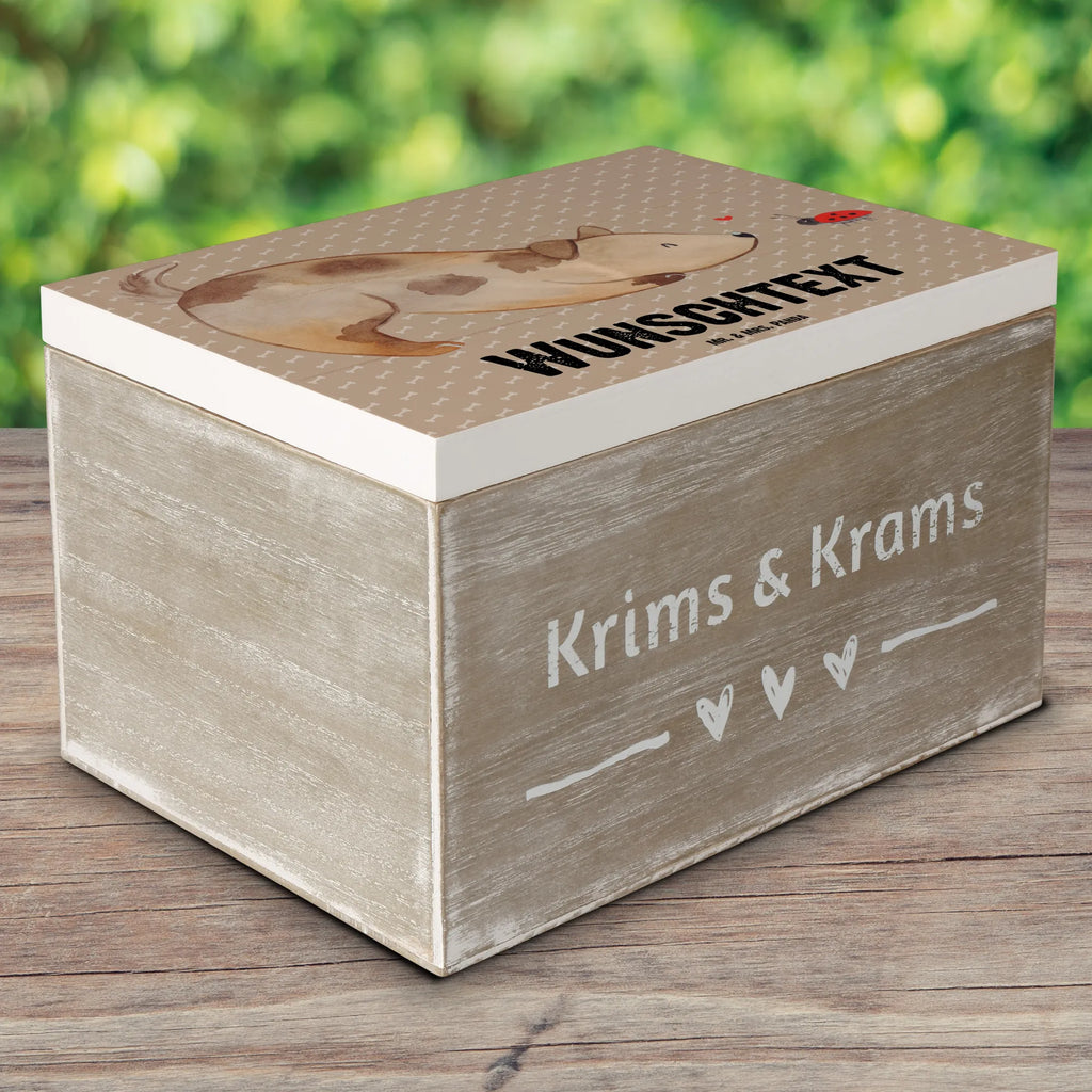 Personalisierte Holzkiste Hund Marienkäfer Holzkiste mit Namen, Kiste mit Namen, Schatzkiste mit Namen, Truhe mit Namen, Schatulle mit Namen, Erinnerungsbox mit Namen, Erinnerungskiste, mit Namen, Dekokiste mit Namen, Aufbewahrungsbox mit Namen, Holzkiste Personalisiert, Kiste Personalisiert, Schatzkiste Personalisiert, Truhe Personalisiert, Schatulle Personalisiert, Erinnerungsbox Personalisiert, Erinnerungskiste Personalisiert, Dekokiste Personalisiert, Aufbewahrungsbox Personalisiert, Geschenkbox personalisiert, GEschenkdose personalisiert, Hund, Hundemotiv, Haustier, Hunderasse, Tierliebhaber, Hundebesitzer, Sprüche, Hunde, Hundespruch, Marienkäfer, Mischling, Mischlinghund