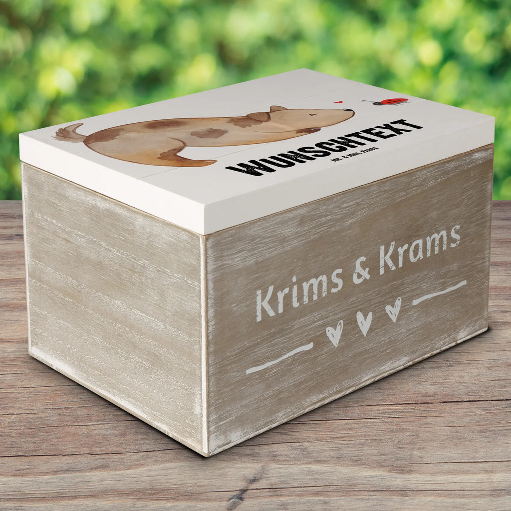 Personalisierte Holzkiste Hund Marienkäfer Holzkiste mit Namen, Kiste mit Namen, Schatzkiste mit Namen, Truhe mit Namen, Schatulle mit Namen, Erinnerungsbox mit Namen, Erinnerungskiste, mit Namen, Dekokiste mit Namen, Aufbewahrungsbox mit Namen, Holzkiste Personalisiert, Kiste Personalisiert, Schatzkiste Personalisiert, Truhe Personalisiert, Schatulle Personalisiert, Erinnerungsbox Personalisiert, Erinnerungskiste Personalisiert, Dekokiste Personalisiert, Aufbewahrungsbox Personalisiert, Geschenkbox personalisiert, GEschenkdose personalisiert, Hund, Hundemotiv, Haustier, Hunderasse, Tierliebhaber, Hundebesitzer, Sprüche, Hunde, Hundespruch, Marienkäfer, Mischling, Mischlinghund