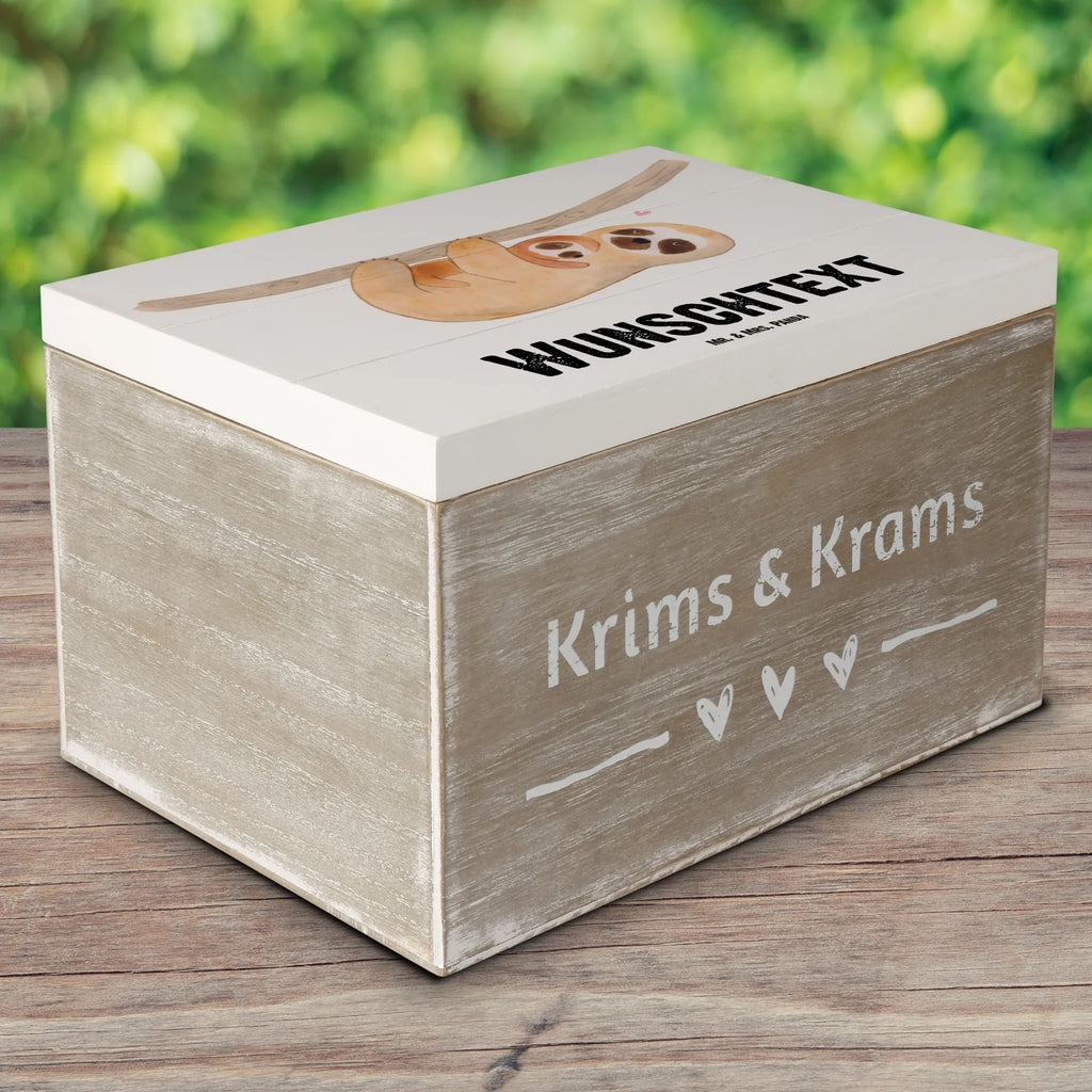 Personalisierte Holzkiste Faultier Kind Holzkiste mit Namen, Kiste mit Namen, Schatzkiste mit Namen, Truhe mit Namen, Schatulle mit Namen, Erinnerungsbox mit Namen, Erinnerungskiste, mit Namen, Dekokiste mit Namen, Aufbewahrungsbox mit Namen, Holzkiste Personalisiert, Kiste Personalisiert, Schatzkiste Personalisiert, Truhe Personalisiert, Schatulle Personalisiert, Erinnerungsbox Personalisiert, Erinnerungskiste Personalisiert, Dekokiste Personalisiert, Aufbewahrungsbox Personalisiert, Geschenkbox personalisiert, GEschenkdose personalisiert, Faultier, Faultier Geschenk, Faultier Deko, Kind, Baby, Liebe, Mutter, Mama, Geburt, Kinder, Faulheit, Spaß, Niedlichkeit