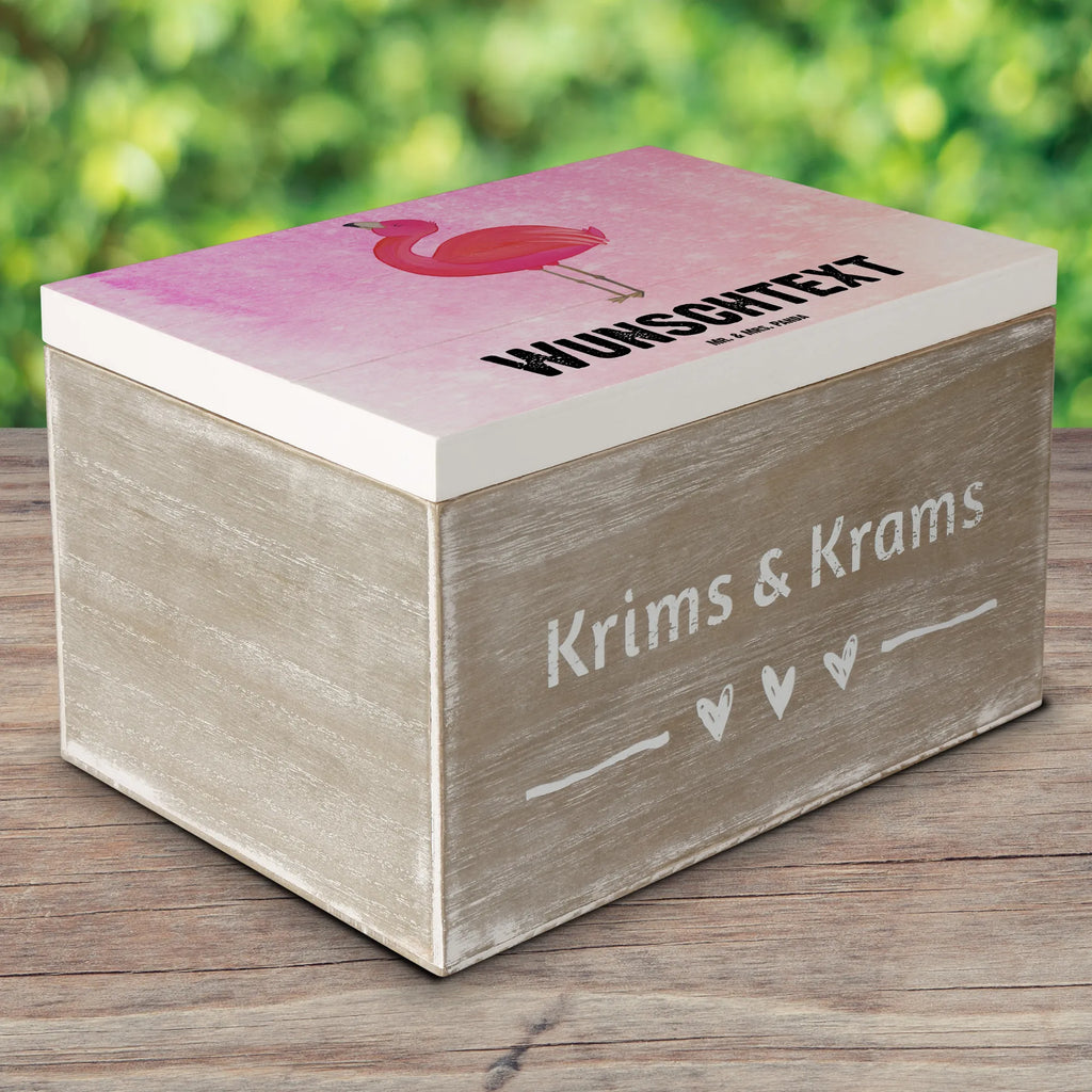 Personalisierte Holzkiste Flamingo stolz Holzkiste mit Namen, Kiste mit Namen, Schatzkiste mit Namen, Truhe mit Namen, Schatulle mit Namen, Erinnerungsbox mit Namen, Erinnerungskiste, mit Namen, Dekokiste mit Namen, Aufbewahrungsbox mit Namen, Holzkiste Personalisiert, Kiste Personalisiert, Schatzkiste Personalisiert, Truhe Personalisiert, Schatulle Personalisiert, Erinnerungsbox Personalisiert, Erinnerungskiste Personalisiert, Dekokiste Personalisiert, Aufbewahrungsbox Personalisiert, Geschenkbox personalisiert, GEschenkdose personalisiert, Flamingo, stolz, Freude, Selbstliebe, Selbstakzeptanz, Freundin, beste Freundin, Tochter, Mama, Schwester