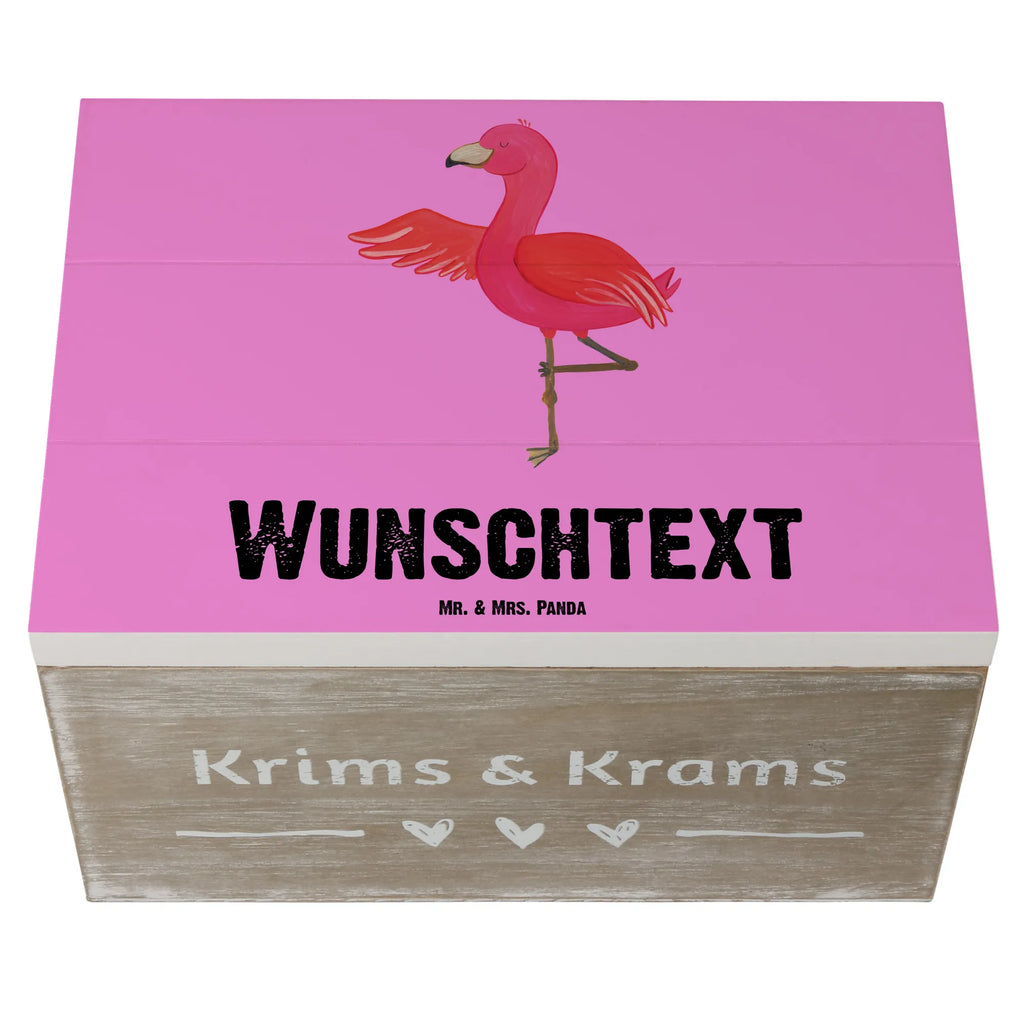 Personalisierte Holzkiste Flamingo Yoga Holzkiste mit Namen, Kiste mit Namen, Schatzkiste mit Namen, Truhe mit Namen, Schatulle mit Namen, Erinnerungsbox mit Namen, Erinnerungskiste, mit Namen, Dekokiste mit Namen, Aufbewahrungsbox mit Namen, Holzkiste Personalisiert, Kiste Personalisiert, Schatzkiste Personalisiert, Truhe Personalisiert, Schatulle Personalisiert, Erinnerungsbox Personalisiert, Erinnerungskiste Personalisiert, Dekokiste Personalisiert, Aufbewahrungsbox Personalisiert, Geschenkbox personalisiert, GEschenkdose personalisiert, Flamingo, Vogel, Yoga, Namaste, Achtsamkeit, Yoga-Übung, Entspannung, Ärger, Aufregen, Tiefenentspannung