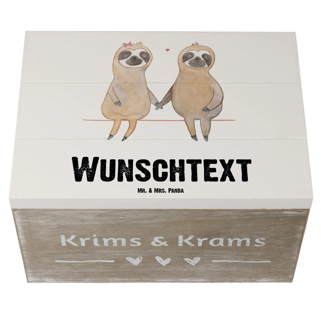 Personalisierte Holzkiste Faultier Pärchen Holzkiste mit Namen, Kiste mit Namen, Schatzkiste mit Namen, Truhe mit Namen, Schatulle mit Namen, Erinnerungsbox mit Namen, Erinnerungskiste, mit Namen, Dekokiste mit Namen, Aufbewahrungsbox mit Namen, Holzkiste Personalisiert, Kiste Personalisiert, Schatzkiste Personalisiert, Truhe Personalisiert, Schatulle Personalisiert, Erinnerungsbox Personalisiert, Erinnerungskiste Personalisiert, Dekokiste Personalisiert, Aufbewahrungsbox Personalisiert, Geschenkbox personalisiert, GEschenkdose personalisiert, Faultier, Faultier Geschenk, Faultier Deko, Faultiere, faul, Lieblingstier, Liebe, Liebespaar, Faultierliebe, Faultierpärchen, verliebt, verlobt, gemeinsam, relaxen, Pärchen, Beziehung, Langsamkeit