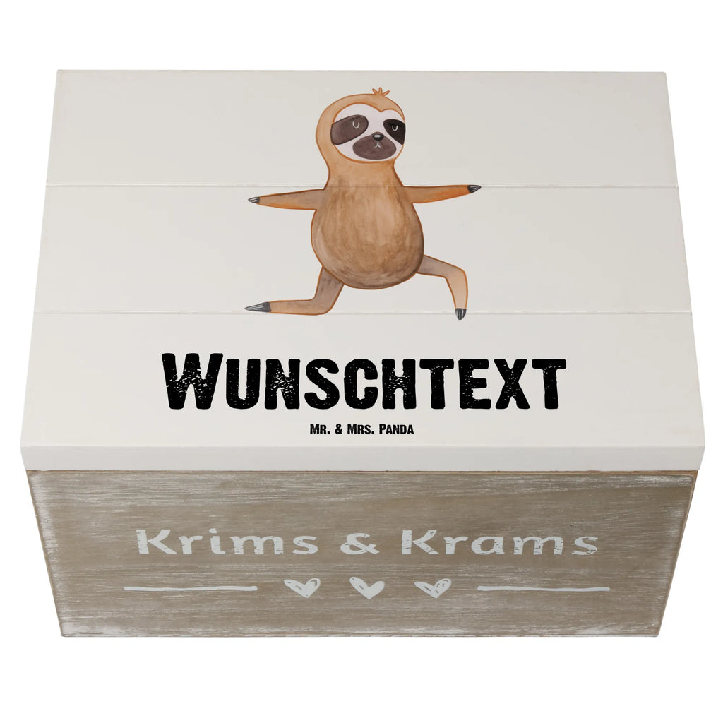 Personalisierte Holzkiste Faultier Yoga Holzkiste mit Namen, Kiste mit Namen, Schatzkiste mit Namen, Truhe mit Namen, Schatulle mit Namen, Erinnerungsbox mit Namen, Erinnerungskiste, mit Namen, Dekokiste mit Namen, Aufbewahrungsbox mit Namen, Holzkiste Personalisiert, Kiste Personalisiert, Schatzkiste Personalisiert, Truhe Personalisiert, Schatulle Personalisiert, Erinnerungsbox Personalisiert, Erinnerungskiste Personalisiert, Dekokiste Personalisiert, Aufbewahrungsbox Personalisiert, Geschenkbox personalisiert, GEschenkdose personalisiert, Faultier, Faultier Geschenk, Faultier Deko, Faultiere, faul, Lieblingstier, Yoga, Namaste, Krieger, Yogaübungen, Meditation, Atmung, Gelassenheit, Entspannung