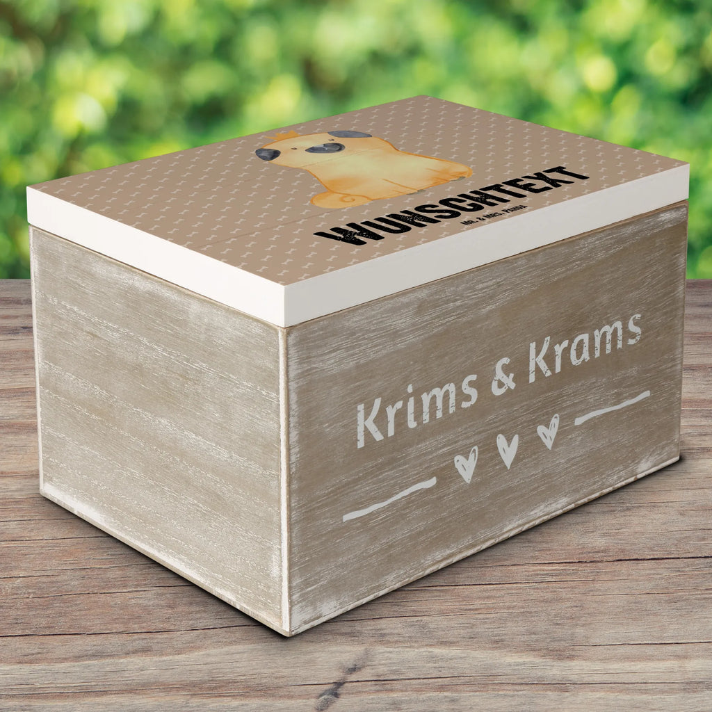 Personalisierte Holzkiste Mops Krone Holzkiste mit Namen, Kiste mit Namen, Schatzkiste mit Namen, Truhe mit Namen, Schatulle mit Namen, Erinnerungsbox mit Namen, Erinnerungskiste, mit Namen, Dekokiste mit Namen, Aufbewahrungsbox mit Namen, Holzkiste Personalisiert, Kiste Personalisiert, Schatzkiste Personalisiert, Truhe Personalisiert, Schatulle Personalisiert, Erinnerungsbox Personalisiert, Erinnerungskiste Personalisiert, Dekokiste Personalisiert, Aufbewahrungsbox Personalisiert, Geschenkbox personalisiert, GEschenkdose personalisiert, Hund, Hundemotiv, Haustier, Hunderasse, Tierliebhaber, Hundebesitzer, Sprüche, Mops, allergisch, kinderlos, Hausregel, Hundebesitzer. Spruch, lustig