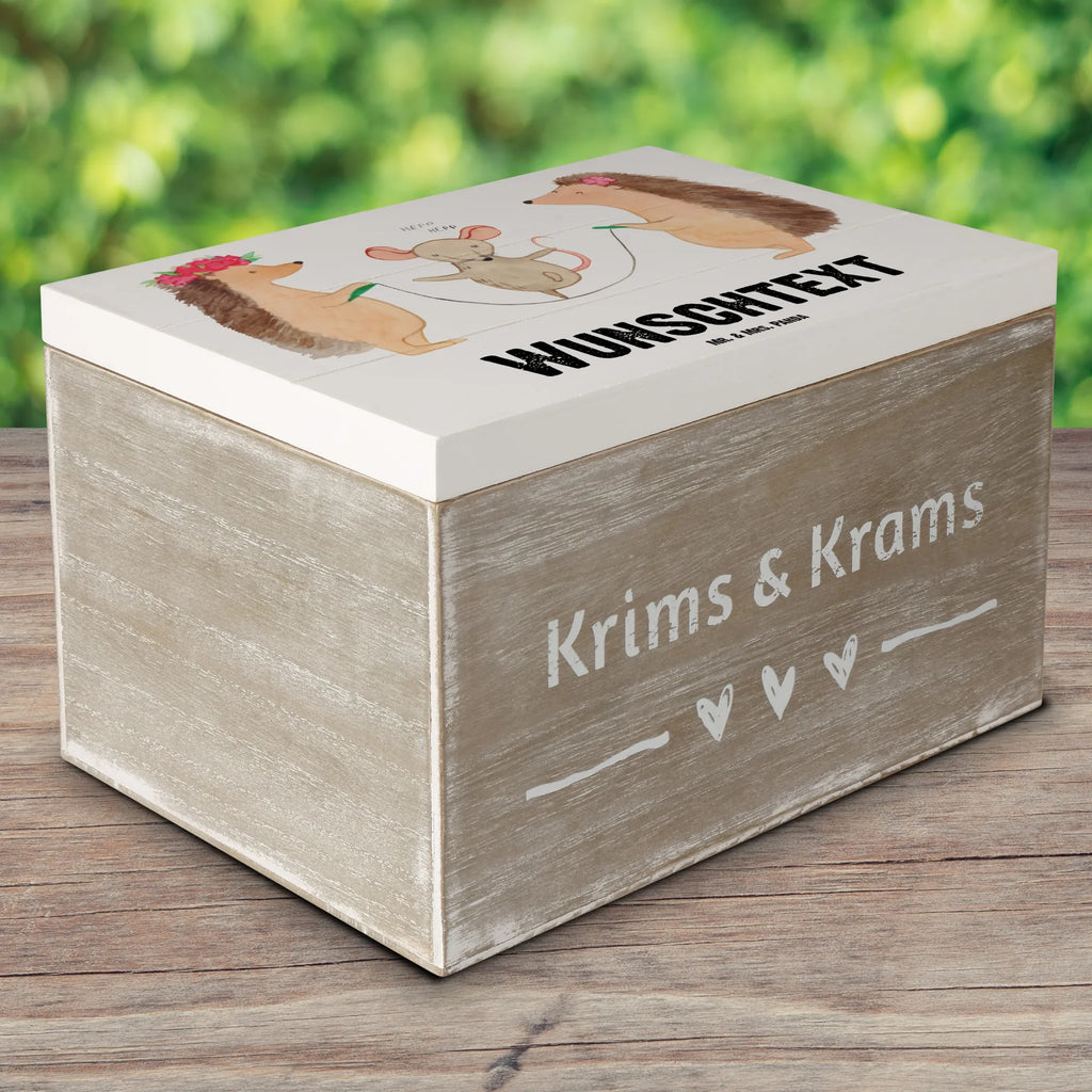 Personalisierte Holzkiste Igel Seilhüpfen Holzkiste mit Namen, Kiste mit Namen, Schatzkiste mit Namen, Truhe mit Namen, Schatulle mit Namen, Erinnerungsbox mit Namen, Erinnerungskiste, mit Namen, Dekokiste mit Namen, Aufbewahrungsbox mit Namen, Holzkiste Personalisiert, Kiste Personalisiert, Schatzkiste Personalisiert, Truhe Personalisiert, Schatulle Personalisiert, Erinnerungsbox Personalisiert, Erinnerungskiste Personalisiert, Dekokiste Personalisiert, Aufbewahrungsbox Personalisiert, Geschenkbox personalisiert, GEschenkdose personalisiert, Tiermotive, Gute Laune, lustige Sprüche, Tiere, Igel, Maus, Seilspringen, Seilhüpfen, Kinder, Kindergarten