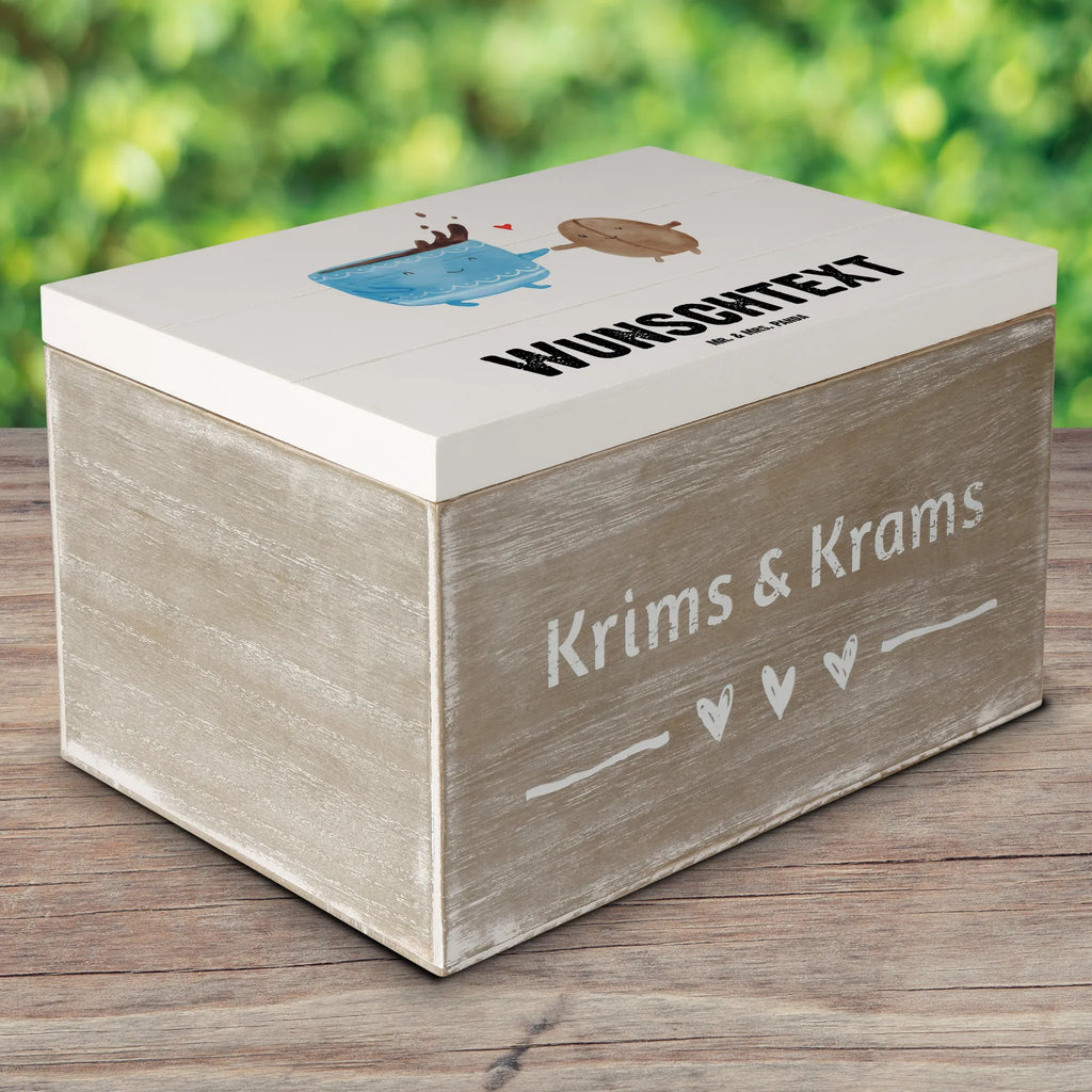 Personalisierte Holzkiste Kaffee Bohne Holzkiste mit Namen, Kiste mit Namen, Schatzkiste mit Namen, Truhe mit Namen, Schatulle mit Namen, Erinnerungsbox mit Namen, Erinnerungskiste, mit Namen, Dekokiste mit Namen, Aufbewahrungsbox mit Namen, Holzkiste Personalisiert, Kiste Personalisiert, Schatzkiste Personalisiert, Truhe Personalisiert, Schatulle Personalisiert, Erinnerungsbox Personalisiert, Erinnerungskiste Personalisiert, Dekokiste Personalisiert, Aufbewahrungsbox Personalisiert, Geschenkbox personalisiert, GEschenkdose personalisiert, Tiermotive, Gute Laune, lustige Sprüche, Tiere, Kaffee, Kaffeebohne, Genuss, Zufriedenheit, Glück