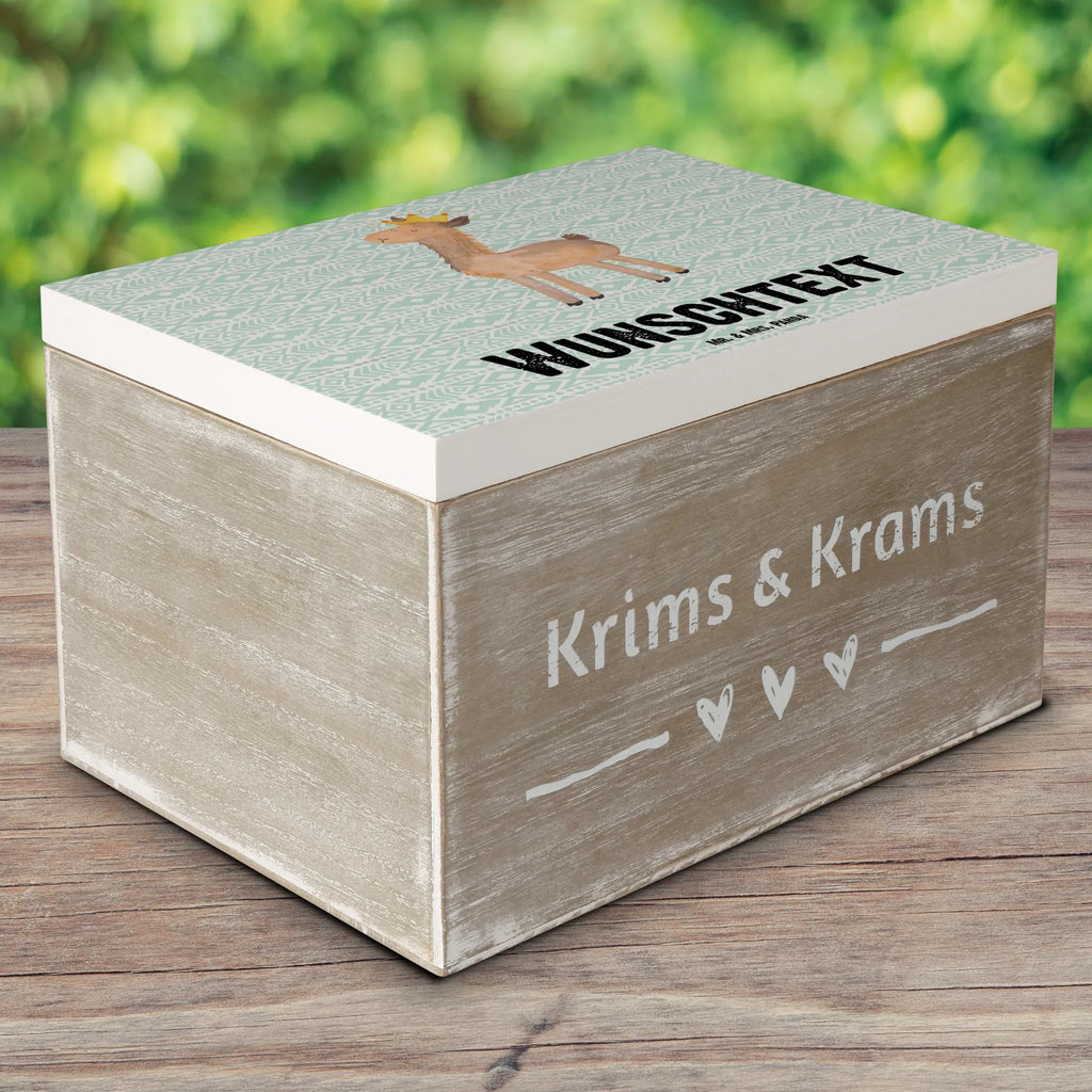 Personalisierte Holzkiste Lama König Holzkiste mit Namen, Kiste mit Namen, Schatzkiste mit Namen, Truhe mit Namen, Schatulle mit Namen, Erinnerungsbox mit Namen, Erinnerungskiste, mit Namen, Dekokiste mit Namen, Aufbewahrungsbox mit Namen, Holzkiste Personalisiert, Kiste Personalisiert, Schatzkiste Personalisiert, Truhe Personalisiert, Schatulle Personalisiert, Erinnerungsbox Personalisiert, Erinnerungskiste Personalisiert, Dekokiste Personalisiert, Aufbewahrungsbox Personalisiert, Geschenkbox personalisiert, GEschenkdose personalisiert, Lama, Alpaka, Lamas, König, Königin, Freundin, Mama, Papa, Büro Kollege, Kollegin, Chef, Vorgesetzter, Abi, Abitur