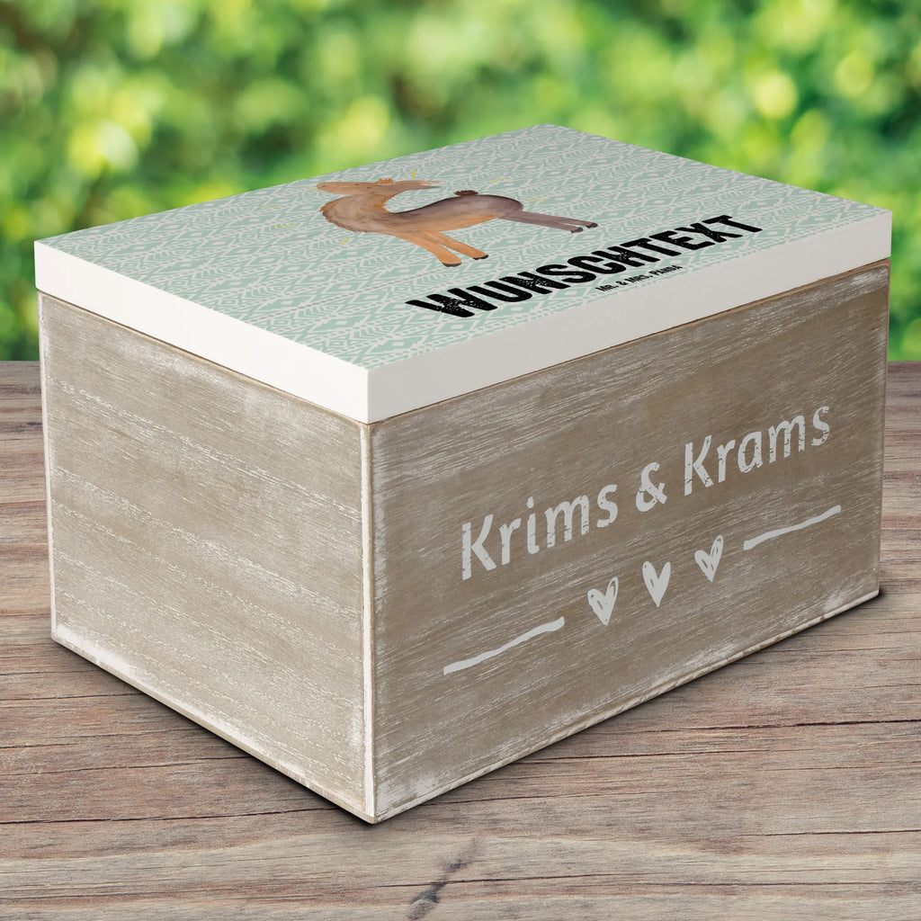 Personalisierte Holzkiste Lama Stolz Holzkiste mit Namen, Kiste mit Namen, Schatzkiste mit Namen, Truhe mit Namen, Schatulle mit Namen, Erinnerungsbox mit Namen, Erinnerungskiste, mit Namen, Dekokiste mit Namen, Aufbewahrungsbox mit Namen, Holzkiste Personalisiert, Kiste Personalisiert, Schatzkiste Personalisiert, Truhe Personalisiert, Schatulle Personalisiert, Erinnerungsbox Personalisiert, Erinnerungskiste Personalisiert, Dekokiste Personalisiert, Aufbewahrungsbox Personalisiert, Geschenkbox personalisiert, GEschenkdose personalisiert, Lama, Alpaka, Lamas, Außenseiter, Anders, Neustart, stolz, Hippie, Freundin, Freundinnen, beste Freundin, Kumpel, Familie, Family