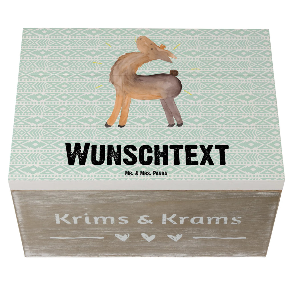 Personalisierte Holzkiste Lama Stolz Holzkiste mit Namen, Kiste mit Namen, Schatzkiste mit Namen, Truhe mit Namen, Schatulle mit Namen, Erinnerungsbox mit Namen, Erinnerungskiste, mit Namen, Dekokiste mit Namen, Aufbewahrungsbox mit Namen, Holzkiste Personalisiert, Kiste Personalisiert, Schatzkiste Personalisiert, Truhe Personalisiert, Schatulle Personalisiert, Erinnerungsbox Personalisiert, Erinnerungskiste Personalisiert, Dekokiste Personalisiert, Aufbewahrungsbox Personalisiert, Geschenkbox personalisiert, GEschenkdose personalisiert, Lama, Alpaka, Lamas, Außenseiter, Anders, Neustart, stolz, Hippie, Freundin, Freundinnen, beste Freundin, Kumpel, Familie, Family