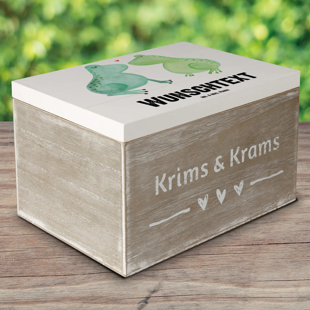 Personalisierte Holzkiste Frosch Liebe Holzkiste mit Namen, Kiste mit Namen, Schatzkiste mit Namen, Truhe mit Namen, Schatulle mit Namen, Erinnerungsbox mit Namen, Erinnerungskiste, mit Namen, Dekokiste mit Namen, Aufbewahrungsbox mit Namen, Holzkiste Personalisiert, Kiste Personalisiert, Schatzkiste Personalisiert, Truhe Personalisiert, Schatulle Personalisiert, Erinnerungsbox Personalisiert, Erinnerungskiste Personalisiert, Dekokiste Personalisiert, Aufbewahrungsbox Personalisiert, Geschenkbox personalisiert, GEschenkdose personalisiert, Liebe, Partner, Freund, Freundin, Ehemann, Ehefrau, Heiraten, Verlobung, Heiratsantrag, Liebesgeschenk, Jahrestag, Hocheitstag, Verliebt, Verlobt, Verheiratet, Geschenk Freundin, Geschenk Freund, Liebesbeweis, Hochzeitstag, Geschenk Hochzeit, Frosch, Frösche, Froschkönig, Fröschchen