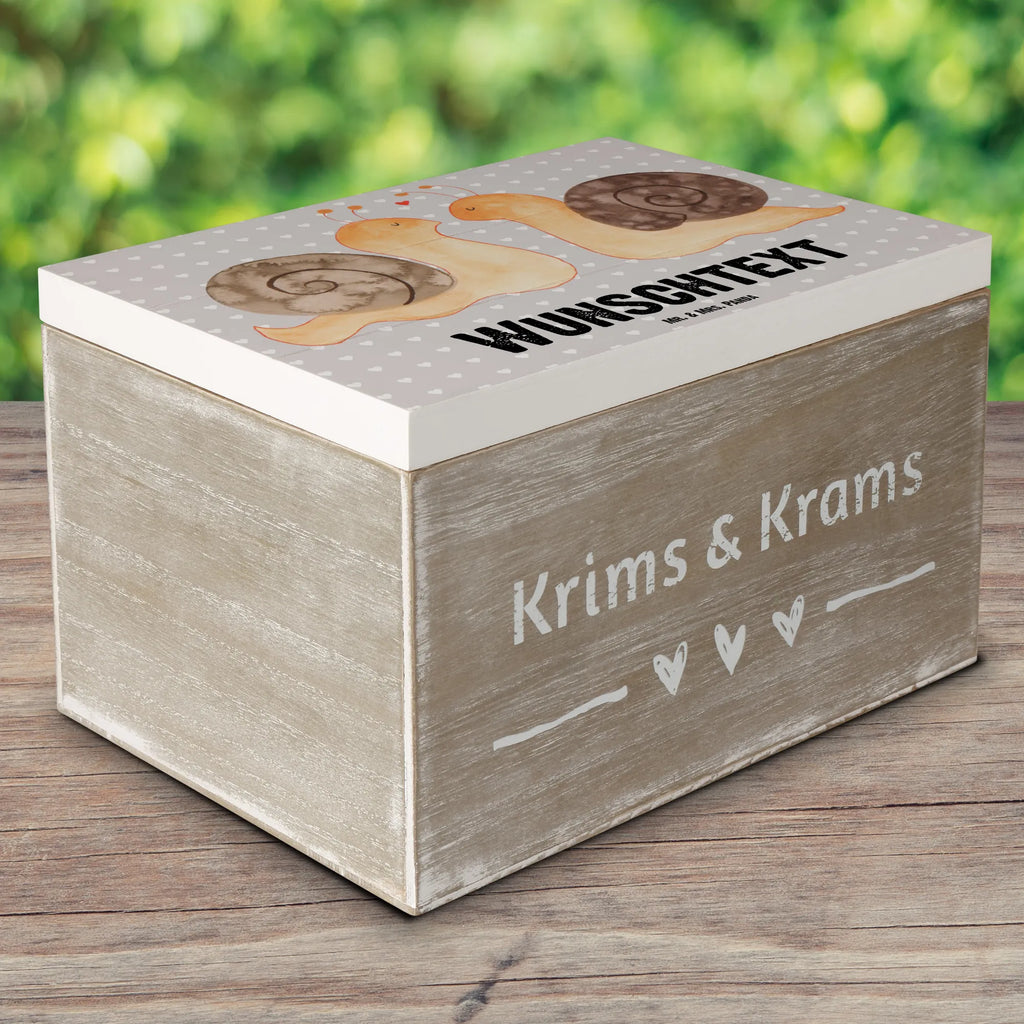 Personalisierte Holzkiste Schnecken Liebe Holzkiste mit Namen, Kiste mit Namen, Schatzkiste mit Namen, Truhe mit Namen, Schatulle mit Namen, Erinnerungsbox mit Namen, Erinnerungskiste, mit Namen, Dekokiste mit Namen, Aufbewahrungsbox mit Namen, Holzkiste Personalisiert, Kiste Personalisiert, Schatzkiste Personalisiert, Truhe Personalisiert, Schatulle Personalisiert, Erinnerungsbox Personalisiert, Erinnerungskiste Personalisiert, Dekokiste Personalisiert, Aufbewahrungsbox Personalisiert, Geschenkbox personalisiert, GEschenkdose personalisiert, Liebe, Partner, Freund, Freundin, Ehemann, Ehefrau, Heiraten, Verlobung, Heiratsantrag, Liebesgeschenk, Jahrestag, Hocheitstag