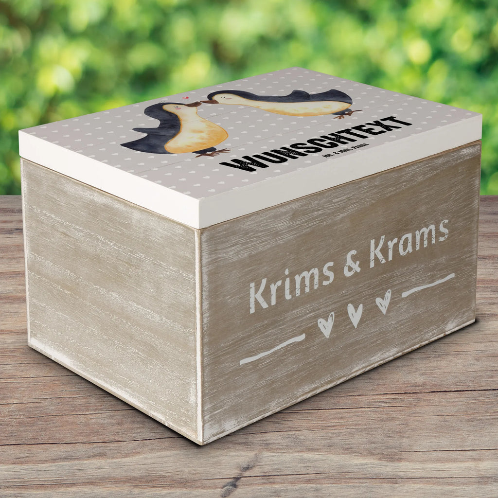 Personalisierte Holzkiste Pinguin Liebe Holzkiste mit Namen, Kiste mit Namen, Schatzkiste mit Namen, Truhe mit Namen, Schatulle mit Namen, Erinnerungsbox mit Namen, Erinnerungskiste, mit Namen, Dekokiste mit Namen, Aufbewahrungsbox mit Namen, Holzkiste Personalisiert, Kiste Personalisiert, Schatzkiste Personalisiert, Truhe Personalisiert, Schatulle Personalisiert, Erinnerungsbox Personalisiert, Erinnerungskiste Personalisiert, Dekokiste Personalisiert, Aufbewahrungsbox Personalisiert, Geschenkbox personalisiert, GEschenkdose personalisiert, Liebe, Partner, Freund, Freundin, Ehemann, Ehefrau, Heiraten, Verlobung, Heiratsantrag, Liebesgeschenk, Jahrestag, Hocheitstag, Pinguin, Pinguine, Pinguin Paar, Pinguinpaar, Pinguin Liebe, Paar, Pärchen. Liebespaar, Liebesbeweis, Liebesspruch, Hochzeitstag, Geschenk Freund, Geschenk Freundin, Verlobte, Verlobter, Love, Geschenk Hochzeitstag, Geschenkidee, Hochzeit, Gastgeschenk