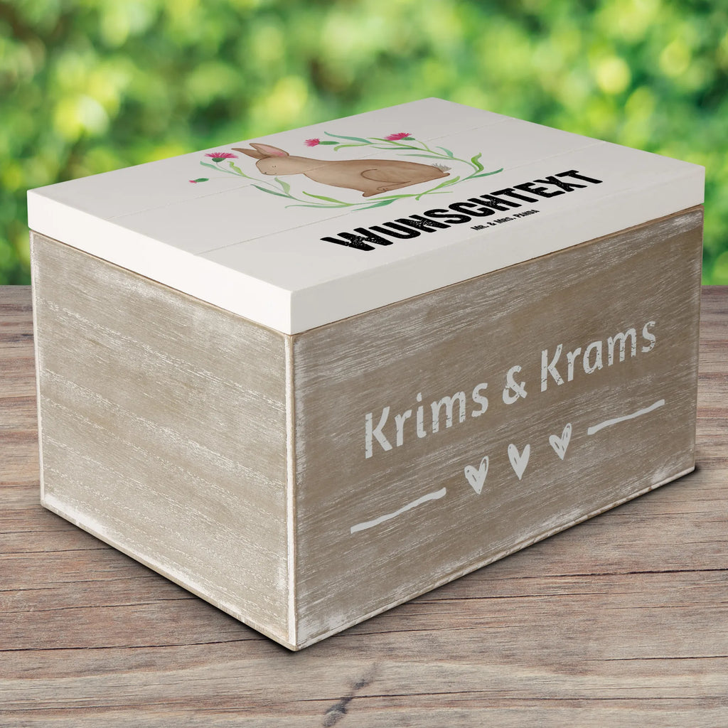 Personalisierte Holzkiste Hase Sitzen Holzkiste mit Namen, Kiste mit Namen, Schatzkiste mit Namen, Truhe mit Namen, Schatulle mit Namen, Erinnerungsbox mit Namen, Erinnerungskiste, mit Namen, Dekokiste mit Namen, Aufbewahrungsbox mit Namen, Holzkiste Personalisiert, Kiste Personalisiert, Schatzkiste Personalisiert, Truhe Personalisiert, Schatulle Personalisiert, Erinnerungsbox Personalisiert, Erinnerungskiste Personalisiert, Dekokiste Personalisiert, Aufbewahrungsbox Personalisiert, Geschenkbox personalisiert, GEschenkdose personalisiert, Ostern, Osterhase, Ostergeschenke, Osternest, Osterdeko, Geschenke zu Ostern, Ostern Geschenk, Ostergeschenke Kinder, Ostern Kinder, Frohe Ostern, Ostergrüße, Osterblume, Liebe, Grüße, Hase, Kaninchen