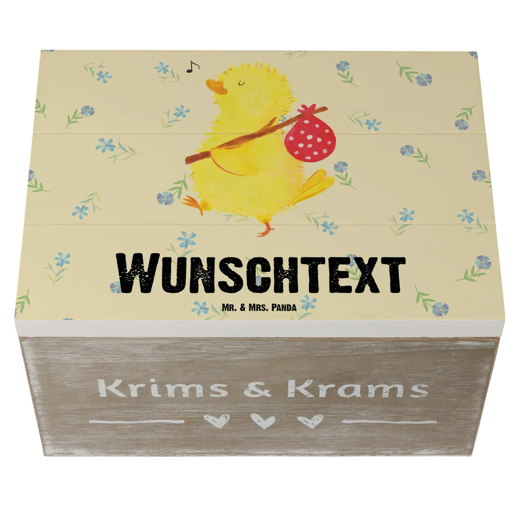 Personalisierte Holzkiste Küken Wanderer Holzkiste mit Namen, Kiste mit Namen, Schatzkiste mit Namen, Truhe mit Namen, Schatulle mit Namen, Erinnerungsbox mit Namen, Erinnerungskiste, mit Namen, Dekokiste mit Namen, Aufbewahrungsbox mit Namen, Holzkiste Personalisiert, Kiste Personalisiert, Schatzkiste Personalisiert, Truhe Personalisiert, Schatulle Personalisiert, Erinnerungsbox Personalisiert, Erinnerungskiste Personalisiert, Dekokiste Personalisiert, Aufbewahrungsbox Personalisiert, Geschenkbox personalisiert, GEschenkdose personalisiert, Ostern, Osterhase, Ostergeschenke, Osternest, Osterdeko, Geschenke zu Ostern, Ostern Geschenk, Ostergeschenke Kinder, Ostern Kinder, Küken, Osterei, Ostereier, Ei, Frühlingsgefühle, Freude, Grüße, liebe Grüße, Frohe Ostern, Ostergrüße, Flausen, Wunder, Reisen, Weltenbummler, Zeit, Zeitmanagement, Backpacker