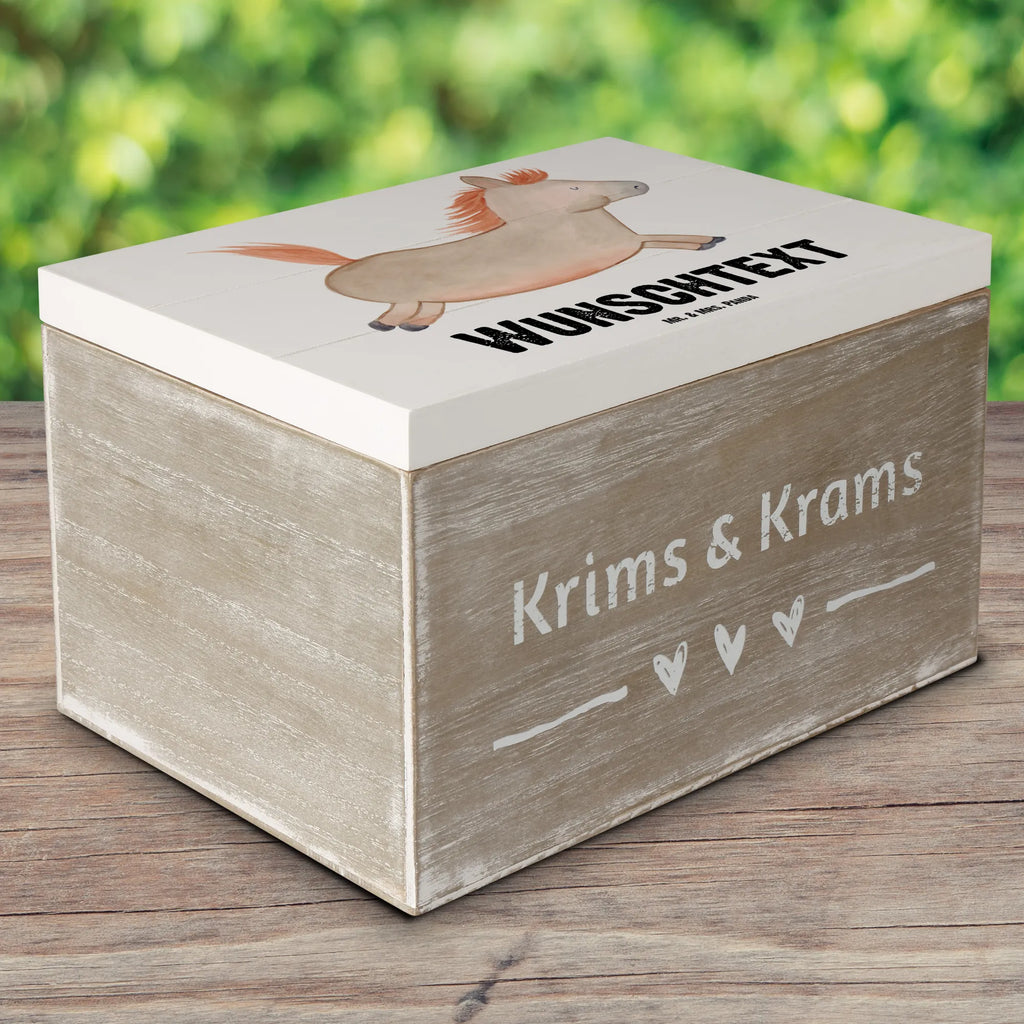 Personalisierte Holzkiste Pferd springt Holzkiste mit Namen, Kiste mit Namen, Schatzkiste mit Namen, Truhe mit Namen, Schatulle mit Namen, Erinnerungsbox mit Namen, Erinnerungskiste, mit Namen, Dekokiste mit Namen, Aufbewahrungsbox mit Namen, Holzkiste Personalisiert, Kiste Personalisiert, Schatzkiste Personalisiert, Truhe Personalisiert, Schatulle Personalisiert, Erinnerungsbox Personalisiert, Erinnerungskiste Personalisiert, Dekokiste Personalisiert, Aufbewahrungsbox Personalisiert, Geschenkbox personalisiert, GEschenkdose personalisiert, Bauernhof, Hoftiere, Landwirt, Landwirtin, Pferd, Pony, Pferde, Stall, Pferdestall, ausreiten, reiten, Pferdebesitzer