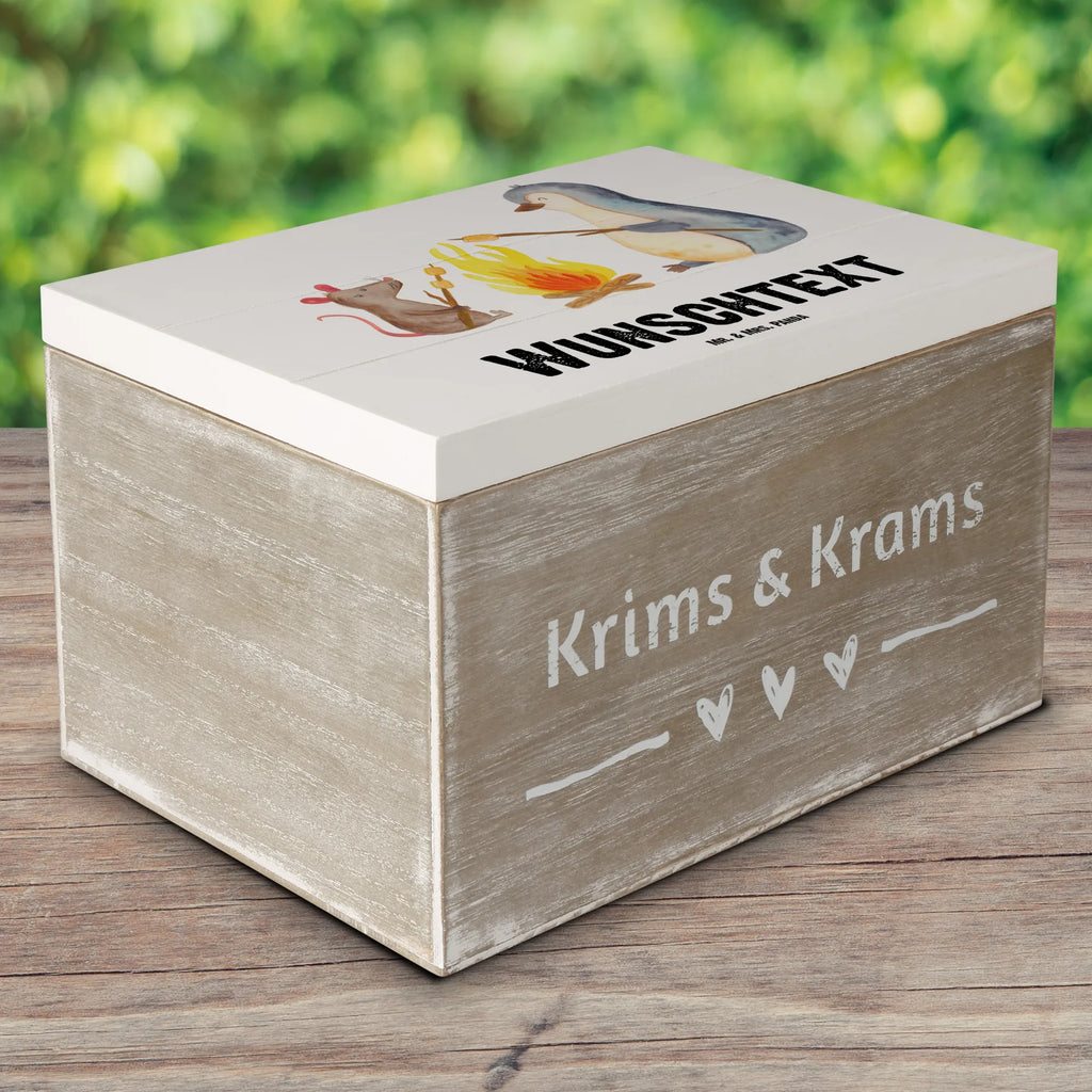 Personalisierte Holzkiste Pinguin Lagerfeuer Holzkiste mit Namen, Kiste mit Namen, Schatzkiste mit Namen, Truhe mit Namen, Schatulle mit Namen, Erinnerungsbox mit Namen, Erinnerungskiste, mit Namen, Dekokiste mit Namen, Aufbewahrungsbox mit Namen, Holzkiste Personalisiert, Kiste Personalisiert, Schatzkiste Personalisiert, Truhe Personalisiert, Schatulle Personalisiert, Erinnerungsbox Personalisiert, Erinnerungskiste Personalisiert, Dekokiste Personalisiert, Aufbewahrungsbox Personalisiert, Geschenkbox personalisiert, GEschenkdose personalisiert, Pinguin, Maus, Pinguine, Lagerfeuer, Leben, Arbeit, Job, Motivation, Büro, Büroalltag, Lebensspruch, Lebensmotivation, Neustart, Liebe, grillen, Feuer, Marshmallows