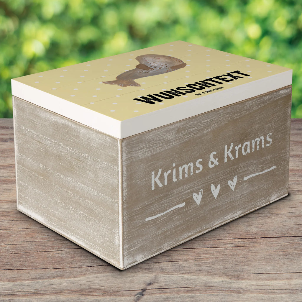 Personalisierte Holzkiste Robbe lachend Holzkiste mit Namen, Kiste mit Namen, Schatzkiste mit Namen, Truhe mit Namen, Schatulle mit Namen, Erinnerungsbox mit Namen, Erinnerungskiste, mit Namen, Dekokiste mit Namen, Aufbewahrungsbox mit Namen, Holzkiste Personalisiert, Kiste Personalisiert, Schatzkiste Personalisiert, Truhe Personalisiert, Schatulle Personalisiert, Erinnerungsbox Personalisiert, Erinnerungskiste Personalisiert, Dekokiste Personalisiert, Aufbewahrungsbox Personalisiert, Geschenkbox personalisiert, GEschenkdose personalisiert, Tiermotive, Gute Laune, lustige Sprüche, Tiere, Robbe, Robben, Seehund, Strand, Meerestier, Ostsee, Nordsee