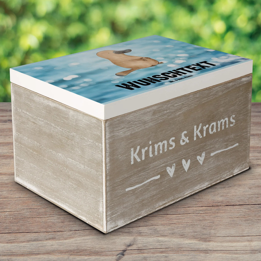 Personalisierte Holzkiste Schnabeltier Mut Holzkiste mit Namen, Kiste mit Namen, Schatzkiste mit Namen, Truhe mit Namen, Schatulle mit Namen, Erinnerungsbox mit Namen, Erinnerungskiste, mit Namen, Dekokiste mit Namen, Aufbewahrungsbox mit Namen, Holzkiste Personalisiert, Kiste Personalisiert, Schatzkiste Personalisiert, Truhe Personalisiert, Schatulle Personalisiert, Erinnerungsbox Personalisiert, Erinnerungskiste Personalisiert, Dekokiste Personalisiert, Aufbewahrungsbox Personalisiert, Geschenkbox personalisiert, GEschenkdose personalisiert, Meerestiere, Meer, Urlaub, Schnabeltier, Mut, mutig, Lebensweisheit, Schnabeltiere, Motivation, Training, Büro, Arbeit, Neuanfang, Neustart, Weltreise, Raodtrip