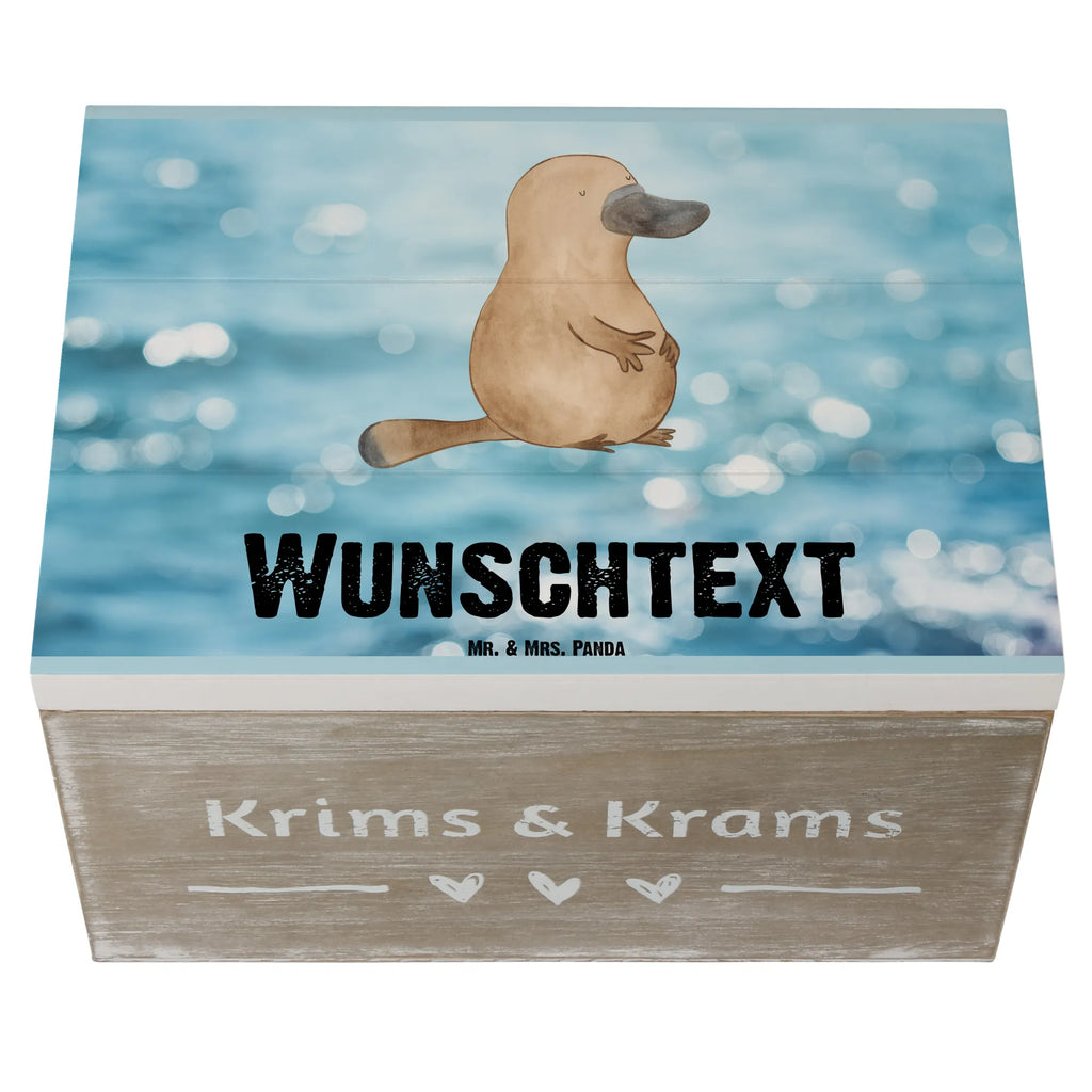 Personalisierte Holzkiste Schnabeltier Mut Holzkiste mit Namen, Kiste mit Namen, Schatzkiste mit Namen, Truhe mit Namen, Schatulle mit Namen, Erinnerungsbox mit Namen, Erinnerungskiste, mit Namen, Dekokiste mit Namen, Aufbewahrungsbox mit Namen, Holzkiste Personalisiert, Kiste Personalisiert, Schatzkiste Personalisiert, Truhe Personalisiert, Schatulle Personalisiert, Erinnerungsbox Personalisiert, Erinnerungskiste Personalisiert, Dekokiste Personalisiert, Aufbewahrungsbox Personalisiert, Geschenkbox personalisiert, GEschenkdose personalisiert, Meerestiere, Meer, Urlaub, Schnabeltier, Mut, mutig, Lebensweisheit, Schnabeltiere, Motivation, Training, Büro, Arbeit, Neuanfang, Neustart, Weltreise, Raodtrip