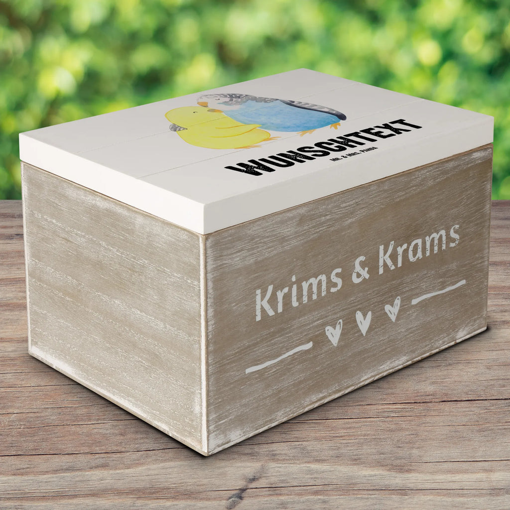 Personalisierte Holzkiste Wellensittich Liebe Holzkiste mit Namen, Kiste mit Namen, Schatzkiste mit Namen, Truhe mit Namen, Schatulle mit Namen, Erinnerungsbox mit Namen, Erinnerungskiste, mit Namen, Dekokiste mit Namen, Aufbewahrungsbox mit Namen, Holzkiste Personalisiert, Kiste Personalisiert, Schatzkiste Personalisiert, Truhe Personalisiert, Schatulle Personalisiert, Erinnerungsbox Personalisiert, Erinnerungskiste Personalisiert, Dekokiste Personalisiert, Aufbewahrungsbox Personalisiert, Geschenkbox personalisiert, GEschenkdose personalisiert, Liebe, Partner, Freund, Freundin, Ehemann, Ehefrau, Heiraten, Verlobung, Heiratsantrag, Liebesgeschenk, Jahrestag, Hocheitstag, Vögel, Wellensittich, Nähe, Kuscheln, Vertrauen