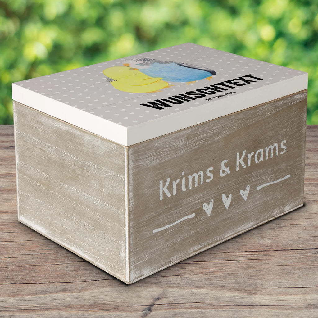 Personalisierte Holzkiste Wellensittich Liebe Holzkiste mit Namen, Kiste mit Namen, Schatzkiste mit Namen, Truhe mit Namen, Schatulle mit Namen, Erinnerungsbox mit Namen, Erinnerungskiste, mit Namen, Dekokiste mit Namen, Aufbewahrungsbox mit Namen, Holzkiste Personalisiert, Kiste Personalisiert, Schatzkiste Personalisiert, Truhe Personalisiert, Schatulle Personalisiert, Erinnerungsbox Personalisiert, Erinnerungskiste Personalisiert, Dekokiste Personalisiert, Aufbewahrungsbox Personalisiert, Geschenkbox personalisiert, GEschenkdose personalisiert, Liebe, Partner, Freund, Freundin, Ehemann, Ehefrau, Heiraten, Verlobung, Heiratsantrag, Liebesgeschenk, Jahrestag, Hocheitstag, Vögel, Wellensittich, Nähe, Kuscheln, Vertrauen