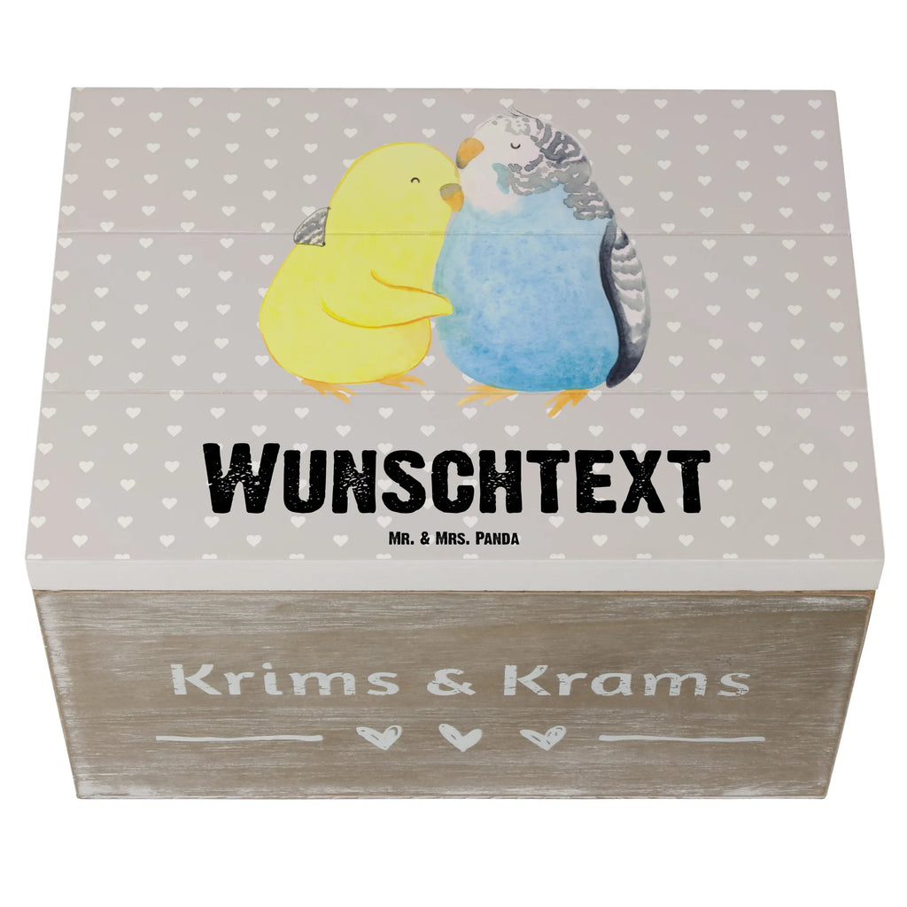 Personalisierte Holzkiste Wellensittich Liebe Holzkiste mit Namen, Kiste mit Namen, Schatzkiste mit Namen, Truhe mit Namen, Schatulle mit Namen, Erinnerungsbox mit Namen, Erinnerungskiste, mit Namen, Dekokiste mit Namen, Aufbewahrungsbox mit Namen, Holzkiste Personalisiert, Kiste Personalisiert, Schatzkiste Personalisiert, Truhe Personalisiert, Schatulle Personalisiert, Erinnerungsbox Personalisiert, Erinnerungskiste Personalisiert, Dekokiste Personalisiert, Aufbewahrungsbox Personalisiert, Geschenkbox personalisiert, GEschenkdose personalisiert, Liebe, Partner, Freund, Freundin, Ehemann, Ehefrau, Heiraten, Verlobung, Heiratsantrag, Liebesgeschenk, Jahrestag, Hocheitstag, Vögel, Wellensittich, Nähe, Kuscheln, Vertrauen