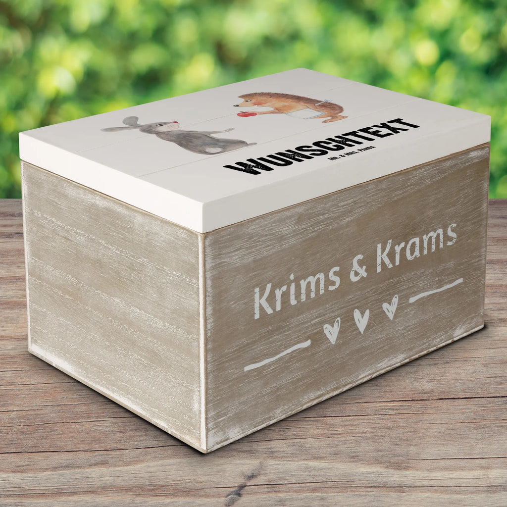 Personalisierte Holzkiste Hase Igel Holzkiste mit Namen, Kiste mit Namen, Schatzkiste mit Namen, Truhe mit Namen, Schatulle mit Namen, Erinnerungsbox mit Namen, Erinnerungskiste, mit Namen, Dekokiste mit Namen, Aufbewahrungsbox mit Namen, Holzkiste Personalisiert, Kiste Personalisiert, Schatzkiste Personalisiert, Truhe Personalisiert, Schatulle Personalisiert, Erinnerungsbox Personalisiert, Erinnerungskiste Personalisiert, Dekokiste Personalisiert, Aufbewahrungsbox Personalisiert, Geschenkbox personalisiert, GEschenkdose personalisiert, Tiermotive, Gute Laune, lustige Sprüche, Tiere, Igel und Hase, Igel, Hase, Liebe Spruch, Liebeskummer Geschenk, Herzschmerz, Trösten, Trennungsschmerz, Spruch romantisch