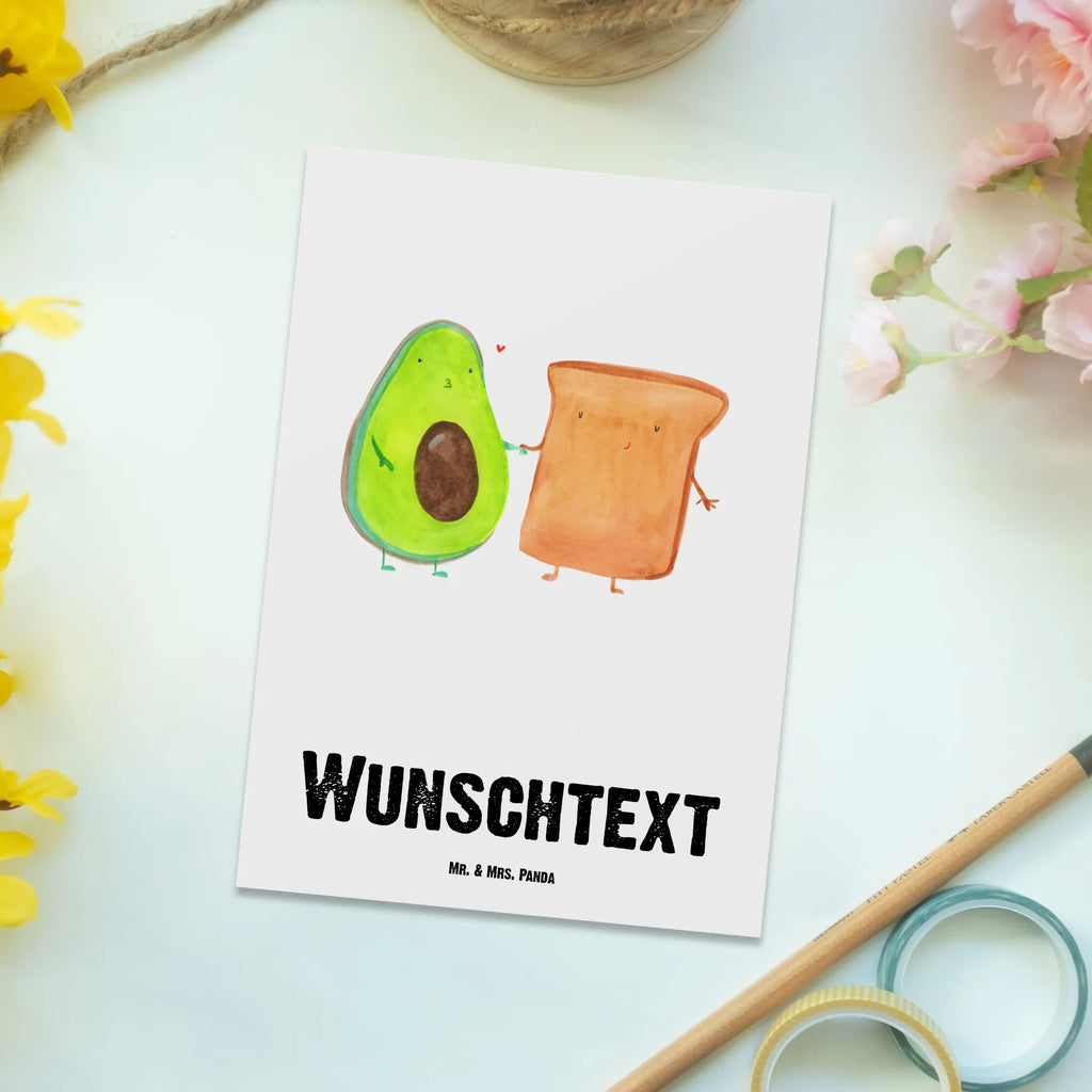 Personalisierte Postkarte Avocado + Toast Postkarte mit Namen, Postkarte bedrucken, Postkarte mit Wunschtext, Postkarte personalisierbar, Geschenkkarte mit Namen, Grußkarte mit Namen, Karte mit Namen, Einladung mit Namen, Ansichtskarte mit Namen, Geschenkkarte mit Wunschtext, Grußkarte mit Wunschtext, Karte mit Wunschtext, Einladung mit Wunschtext, Ansichtskarte mit Wunschtext, Avocado, Veggie, Vegan, Gesund, Toast, Toastbrot, Liebespaar, Pärchen, Freund, Freundin, Verlobt, Verlobungsparty, Hochzeit, Hochzeitsgeschenk, Jahrestag, Jahrestagsgeschenk