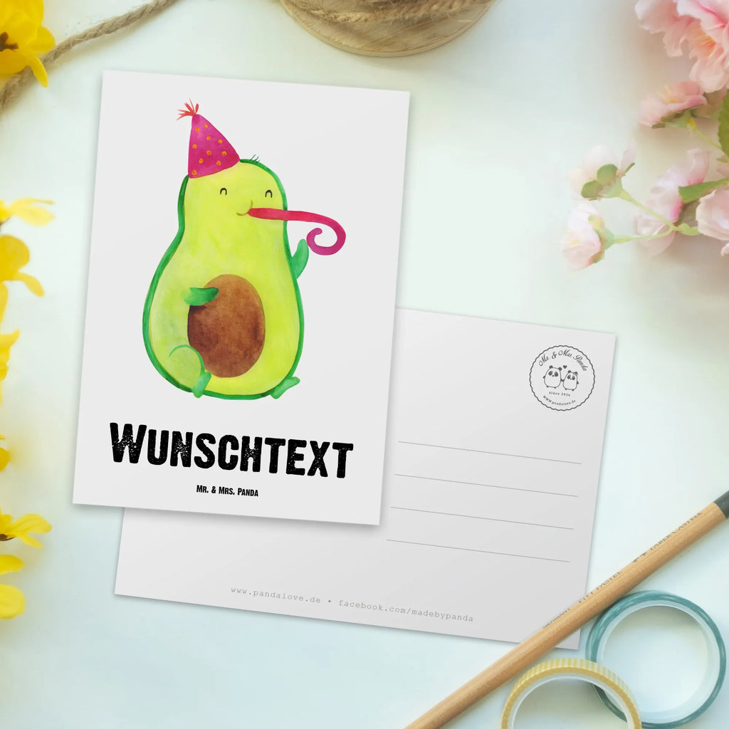 Personalisierte Postkarte Avocado Partyhupe Postkarte mit Namen, Postkarte bedrucken, Postkarte mit Wunschtext, Postkarte personalisierbar, Geschenkkarte mit Namen, Grußkarte mit Namen, Karte mit Namen, Einladung mit Namen, Ansichtskarte mit Namen, Geschenkkarte mit Wunschtext, Grußkarte mit Wunschtext, Karte mit Wunschtext, Einladung mit Wunschtext, Ansichtskarte mit Wunschtext, Avocado, Veggie, Vegan, Gesund, Party, Feierlichkeit, Feier, Fete, Geburtstag, Gute Laune, Tröte