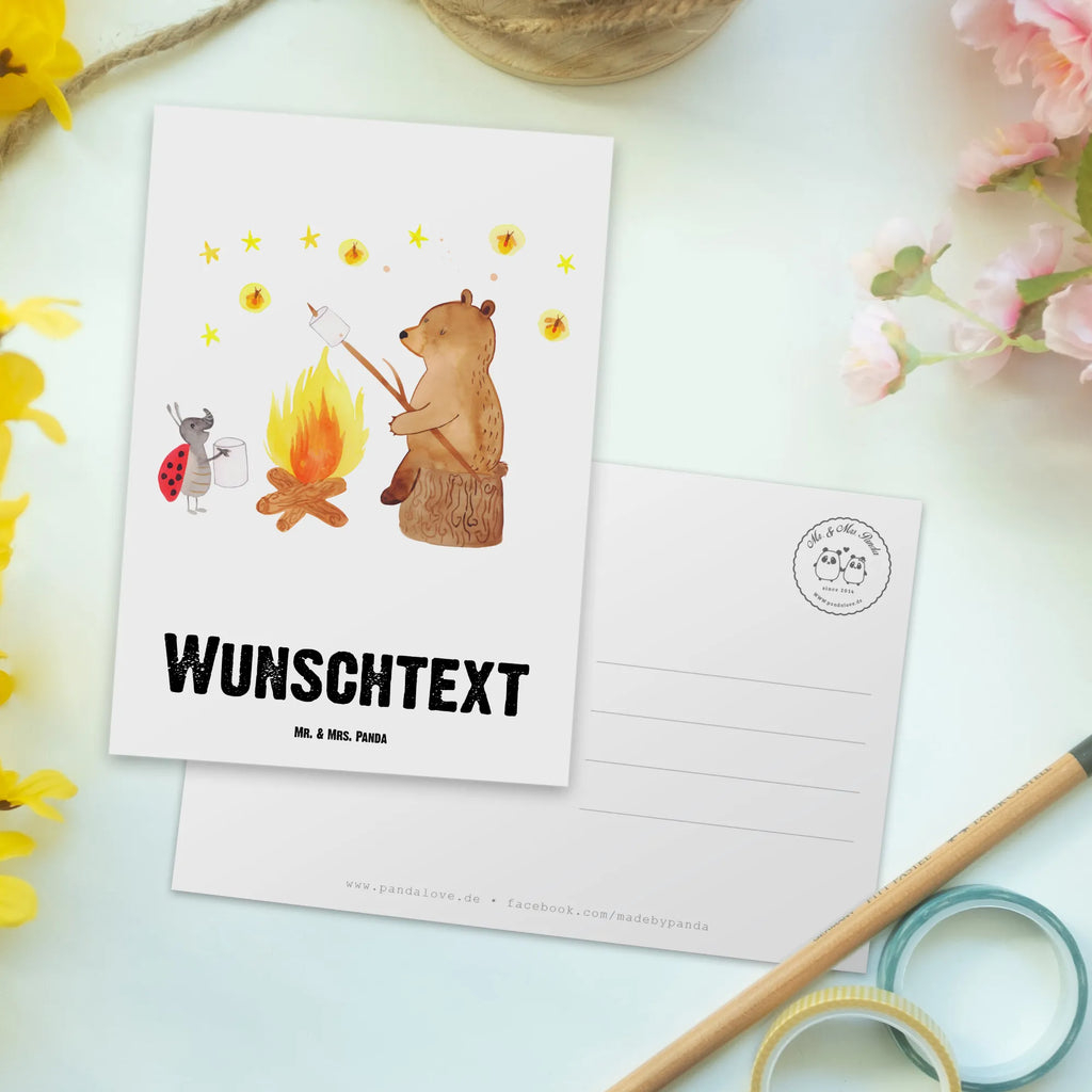 Personalisierte Postkarte Bär & Marienkäfer Lagerfeuer Postkarte mit Namen, Postkarte bedrucken, Postkarte mit Wunschtext, Postkarte personalisierbar, Geschenkkarte mit Namen, Grußkarte mit Namen, Karte mit Namen, Einladung mit Namen, Ansichtskarte mit Namen, Geschenkkarte mit Wunschtext, Grußkarte mit Wunschtext, Karte mit Wunschtext, Einladung mit Wunschtext, Ansichtskarte mit Wunschtext, Bär, Teddy, Teddybär, Lagerfeuer