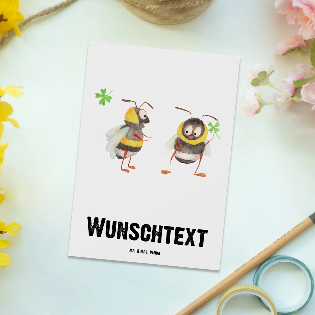 Personalisierte Postkarte Hummeln mit Kleeblatt Postkarte mit Namen, Postkarte bedrucken, Postkarte mit Wunschtext, Postkarte personalisierbar, Geschenkkarte mit Namen, Grußkarte mit Namen, Karte mit Namen, Einladung mit Namen, Ansichtskarte mit Namen, Geschenkkarte mit Wunschtext, Grußkarte mit Wunschtext, Karte mit Wunschtext, Einladung mit Wunschtext, Ansichtskarte mit Wunschtext, Tiermotive, Gute Laune, lustige Sprüche, Tiere, Hummel, Biene, Spruch positiv, Biene Deko, Spruch schön, glücklich sein, glücklich werden, Spruch fröhlich