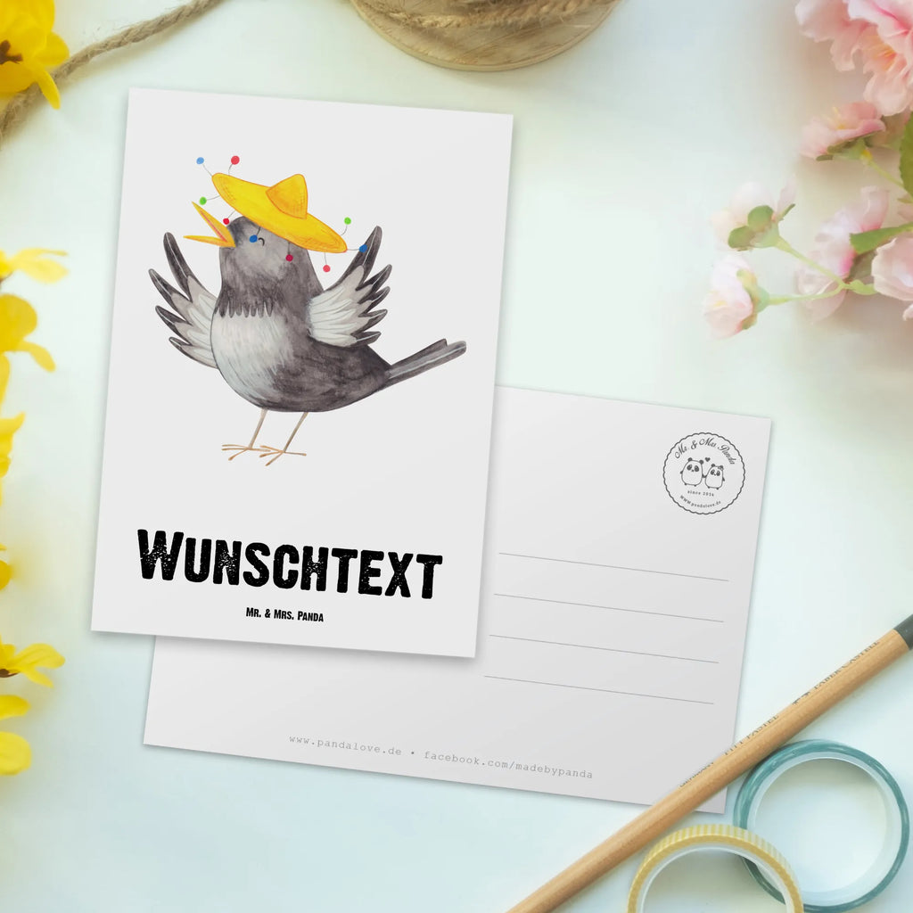 Personalisierte Postkarte Rabe Sombrero Postkarte mit Namen, Postkarte bedrucken, Postkarte mit Wunschtext, Postkarte personalisierbar, Geschenkkarte mit Namen, Grußkarte mit Namen, Karte mit Namen, Einladung mit Namen, Ansichtskarte mit Namen, Geschenkkarte mit Wunschtext, Grußkarte mit Wunschtext, Karte mit Wunschtext, Einladung mit Wunschtext, Ansichtskarte mit Wunschtext, Tiermotive, Gute Laune, lustige Sprüche, Tiere, Rabe, Vogel, Vögel, Spruch positiv, fröhlich sein, glücklich sein, Glück Spruch, froh, Elster, Motivation