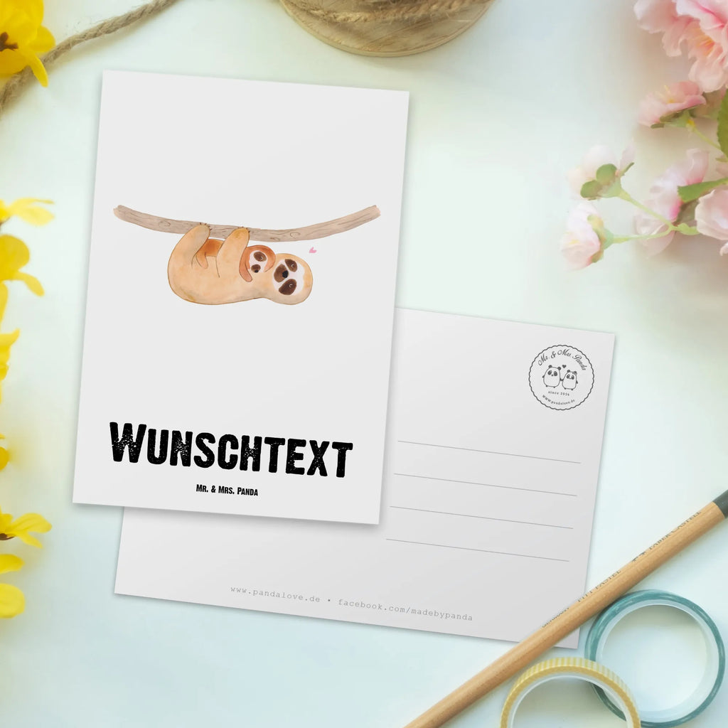 Personalisierte Postkarte Faultier mit Kind Postkarte mit Namen, Postkarte bedrucken, Postkarte mit Wunschtext, Postkarte personalisierbar, Geschenkkarte mit Namen, Grußkarte mit Namen, Karte mit Namen, Einladung mit Namen, Ansichtskarte mit Namen, Geschenkkarte mit Wunschtext, Grußkarte mit Wunschtext, Karte mit Wunschtext, Einladung mit Wunschtext, Ansichtskarte mit Wunschtext, Faultier, Faultier Geschenk, Faultier Deko, Kind, Baby, Liebe, Mutter, Mama, Geburt, Kinder, Faulheit, Spaß, Niedlichkeit