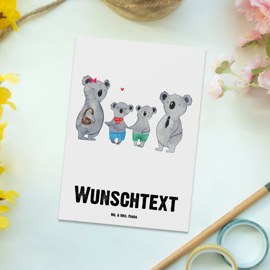 Personalisierte Postkarte Koala Familie zwei Postkarte mit Namen, Postkarte bedrucken, Postkarte mit Wunschtext, Postkarte personalisierbar, Geschenkkarte mit Namen, Grußkarte mit Namen, Karte mit Namen, Einladung mit Namen, Ansichtskarte mit Namen, Geschenkkarte mit Wunschtext, Grußkarte mit Wunschtext, Karte mit Wunschtext, Einladung mit Wunschtext, Ansichtskarte mit Wunschtext, Familie, Vatertag, Muttertag, Bruder, Schwester, Mama, Papa, Oma, Opa, Koala, Koalabär, beste Familie, Familienzeit, Familienleben, Koalafamilie, Lieblingsfamilie