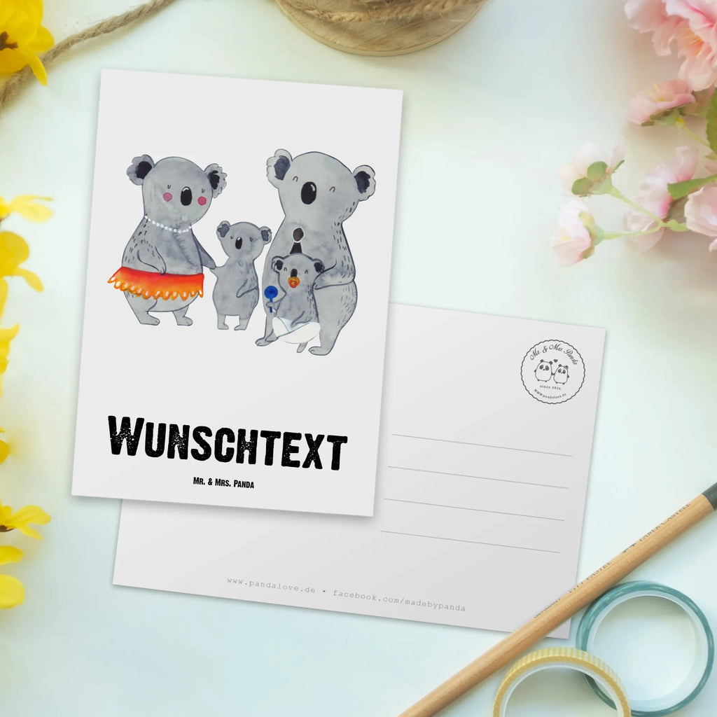 Personalisierte Postkarte Koala Familie Postkarte mit Namen, Postkarte bedrucken, Postkarte mit Wunschtext, Postkarte personalisierbar, Geschenkkarte mit Namen, Grußkarte mit Namen, Karte mit Namen, Einladung mit Namen, Ansichtskarte mit Namen, Geschenkkarte mit Wunschtext, Grußkarte mit Wunschtext, Karte mit Wunschtext, Einladung mit Wunschtext, Ansichtskarte mit Wunschtext, Familie, Vatertag, Muttertag, Bruder, Schwester, Mama, Papa, Oma, Opa, Koala, Koalas, Family, Kinder, Geschwister, Familienleben