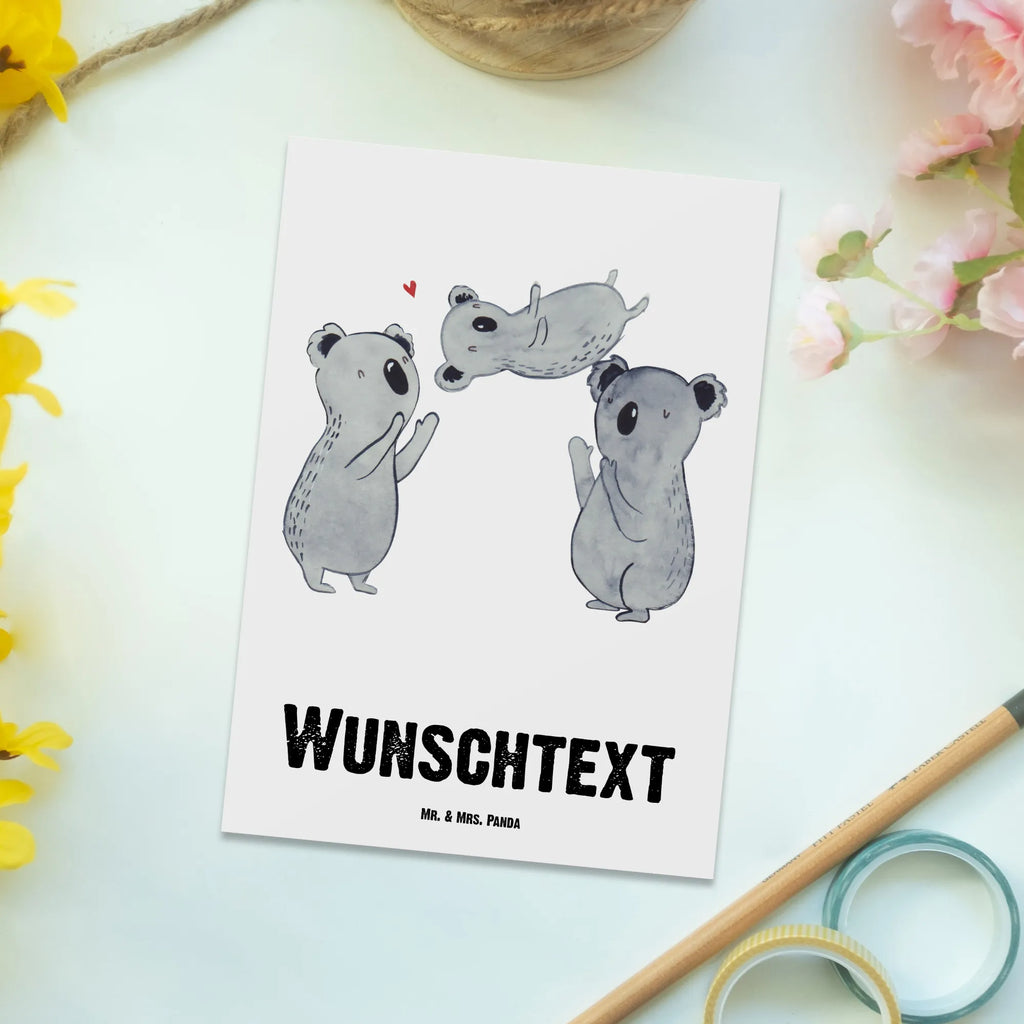 Personalisierte Postkarte Koala Feiern Sich Postkarte mit Namen, Postkarte bedrucken, Postkarte mit Wunschtext, Postkarte personalisierbar, Geschenkkarte mit Namen, Grußkarte mit Namen, Karte mit Namen, Einladung mit Namen, Ansichtskarte mit Namen, Geschenkkarte mit Wunschtext, Grußkarte mit Wunschtext, Karte mit Wunschtext, Einladung mit Wunschtext, Ansichtskarte mit Wunschtext, Geburtstag, Geburtstagsgeschenk, Geschenk, Koala, Familie, Kind, Eltern, Herz, Liebe