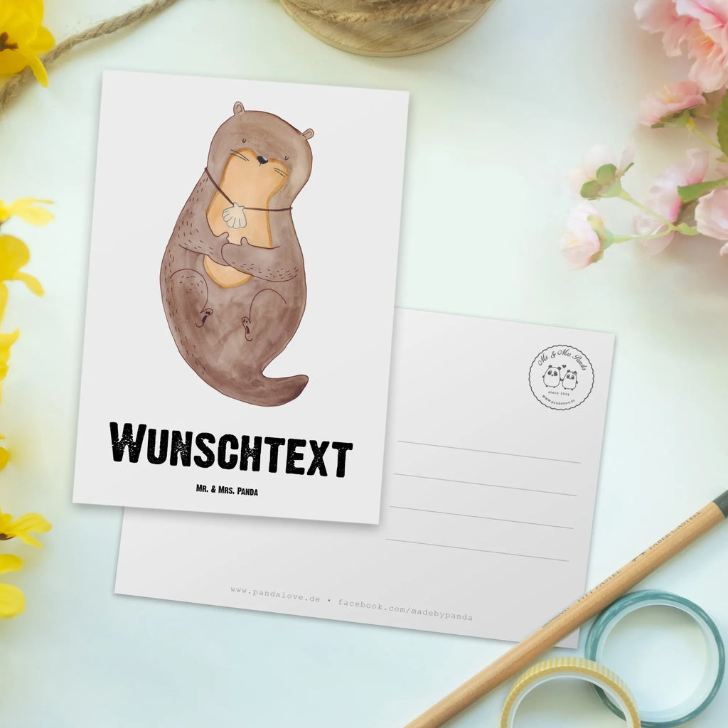 Personalisierte Postkarte Otter mit Muschelmedaillon Postkarte mit Namen, Postkarte bedrucken, Postkarte mit Wunschtext, Postkarte personalisierbar, Geschenkkarte mit Namen, Grußkarte mit Namen, Karte mit Namen, Einladung mit Namen, Ansichtskarte mit Namen, Geschenkkarte mit Wunschtext, Grußkarte mit Wunschtext, Karte mit Wunschtext, Einladung mit Wunschtext, Ansichtskarte mit Wunschtext, Otter, Fischotter, Seeotter, Otterliebe, grübeln, träumen, Motivation, Tagträumen, Büro