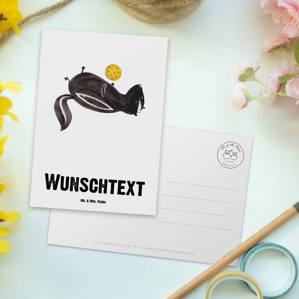 Personalisierte Postkarte Stinktier Ball Postkarte mit Namen, Postkarte bedrucken, Postkarte mit Wunschtext, Postkarte personalisierbar, Geschenkkarte mit Namen, Grußkarte mit Namen, Karte mit Namen, Einladung mit Namen, Ansichtskarte mit Namen, Geschenkkarte mit Wunschtext, Grußkarte mit Wunschtext, Karte mit Wunschtext, Einladung mit Wunschtext, Ansichtskarte mit Wunschtext, Stinktier, Skunk, Wildtier, Raubtier, Stinker, Stinki, verspielt, Weisheit