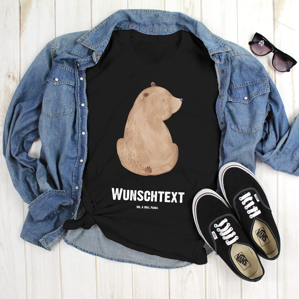 Personalisiertes T-Shirt Bär Schulterblick T-Shirt Personalisiert, T-Shirt mit Namen, T-Shirt mit Aufruck, Männer, Frauen, Wunschtext, Bedrucken, Bär, Teddy, Teddybär, Selbstachtung, Weltansicht, Motivation, Bären, Bärenliebe, Weisheit