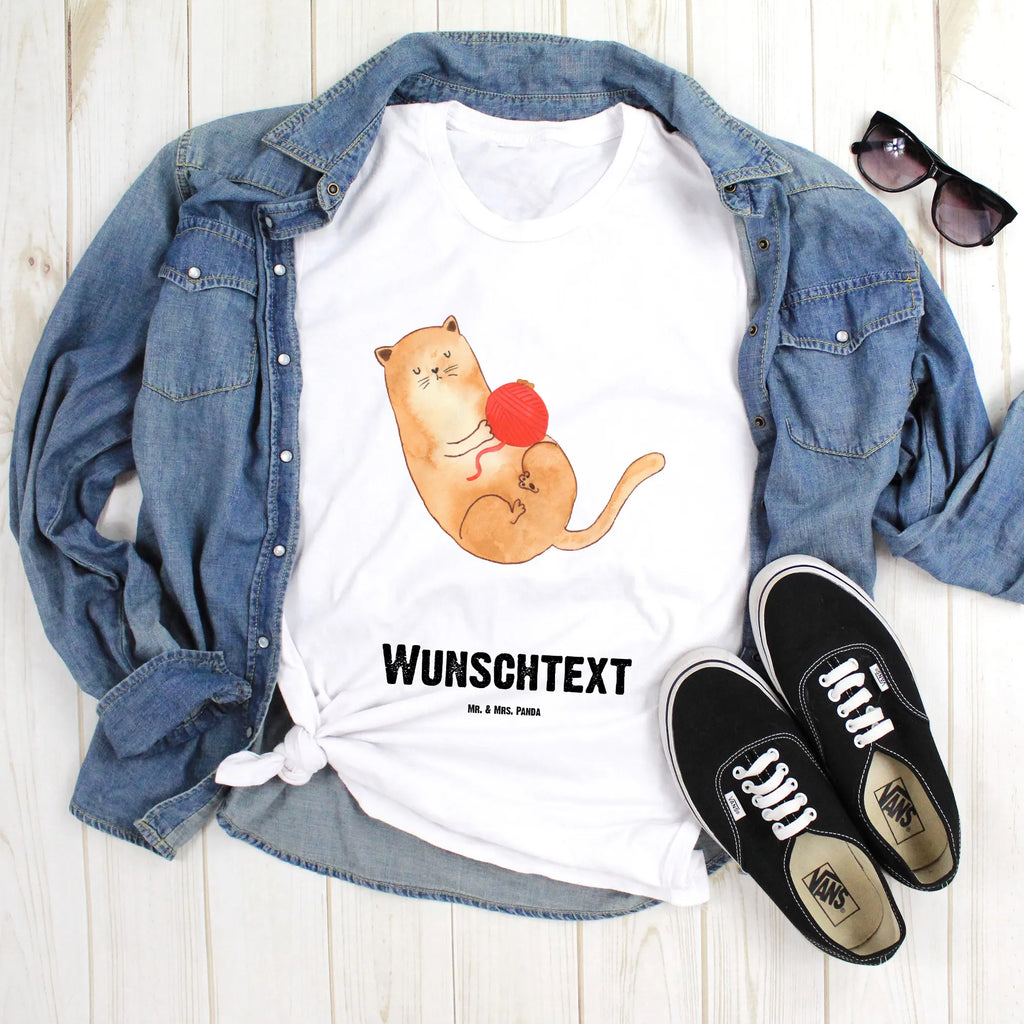 Personalisiertes T-Shirt Katzen Wollknäul T-Shirt Personalisiert, T-Shirt mit Namen, T-Shirt mit Aufruck, Männer, Frauen, Wunschtext, Bedrucken, Katze, Katzenmotiv, Katzenfan, Katzendeko, Katzenfreund, Katzenliebhaber, Katzenprodukte, Katzenartikel, Katzenaccessoires, Katzensouvenirs, Katzenliebhaberprodukte, Katzenmotive, Katzen, Kater, Mietze, Cat, Cats, Katzenhalter, Katzenbesitzerin, Haustier, Wollknäuel, Wolle, Spielen, Spiel, verspielt