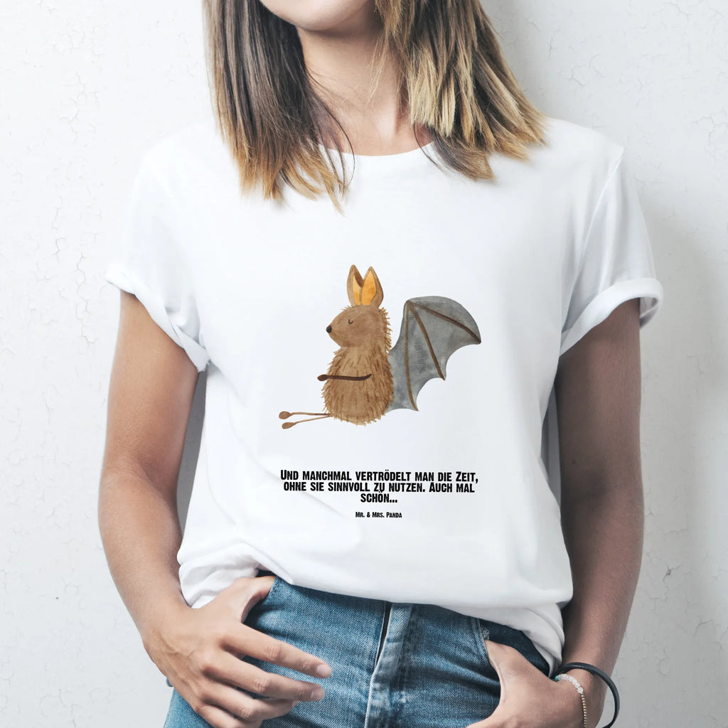 Personalisiertes T-Shirt Fledermaus sitzend T-Shirt Personalisiert, T-Shirt mit Namen, T-Shirt mit Aufruck, Männer, Frauen, Wunschtext, Bedrucken, Tiermotive, Gute Laune, lustige Sprüche, Tiere, Fledermaus, Fledermäuse, Motivation, entspannen