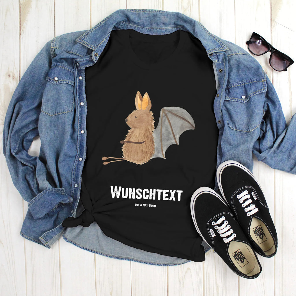 Personalisiertes T-Shirt Fledermaus sitzend T-Shirt Personalisiert, T-Shirt mit Namen, T-Shirt mit Aufruck, Männer, Frauen, Wunschtext, Bedrucken, Tiermotive, Gute Laune, lustige Sprüche, Tiere, Fledermaus, Fledermäuse, Motivation, entspannen