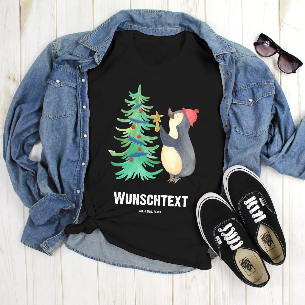 Personalisiertes T-Shirt Pinguin Weihnachtsbaum T-Shirt Personalisiert, T-Shirt mit Namen, T-Shirt mit Aufruck, Männer, Frauen, Wunschtext, Bedrucken, Winter, Weihnachten, Weihnachtsdeko, Nikolaus, Advent, Heiligabend, Wintermotiv, Pinguin