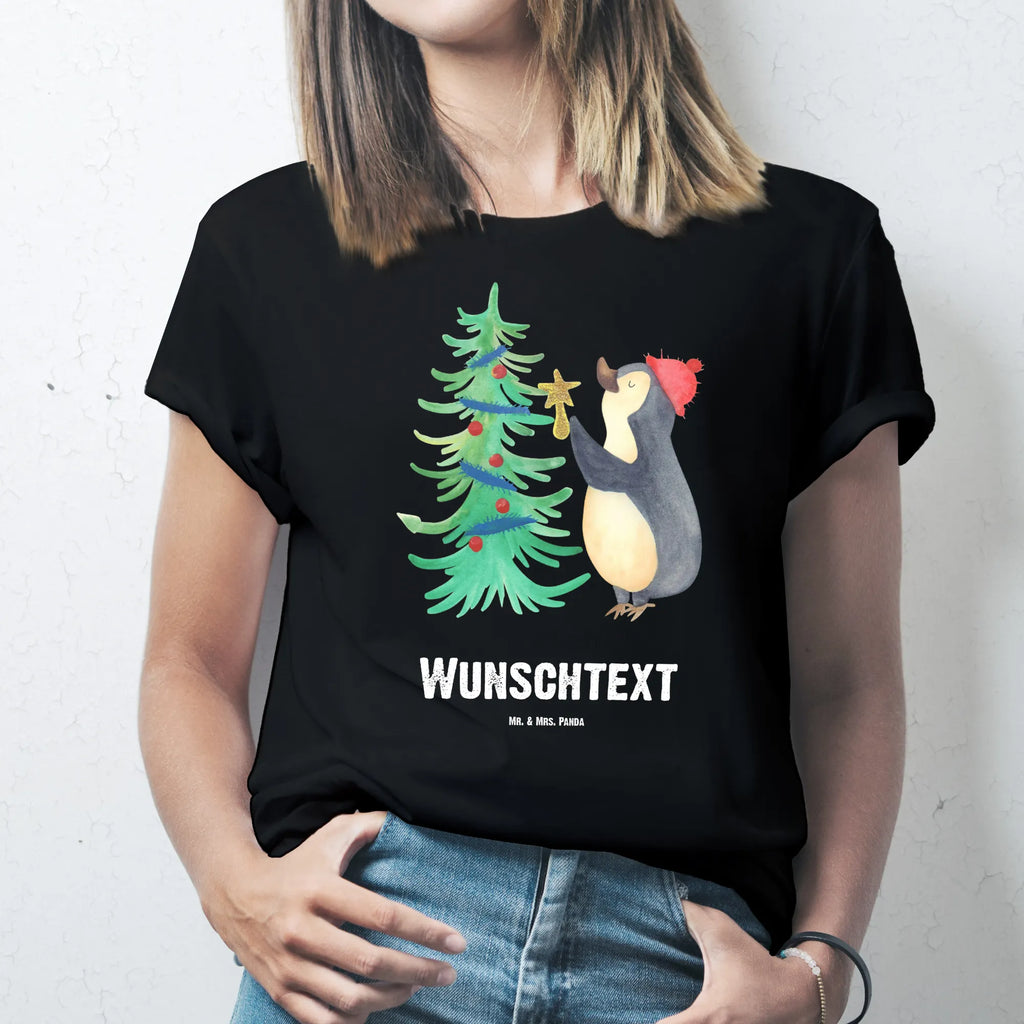 Personalisiertes T-Shirt Pinguin Weihnachtsbaum T-Shirt Personalisiert, T-Shirt mit Namen, T-Shirt mit Aufruck, Männer, Frauen, Wunschtext, Bedrucken, Winter, Weihnachten, Weihnachtsdeko, Nikolaus, Advent, Heiligabend, Wintermotiv, Pinguin