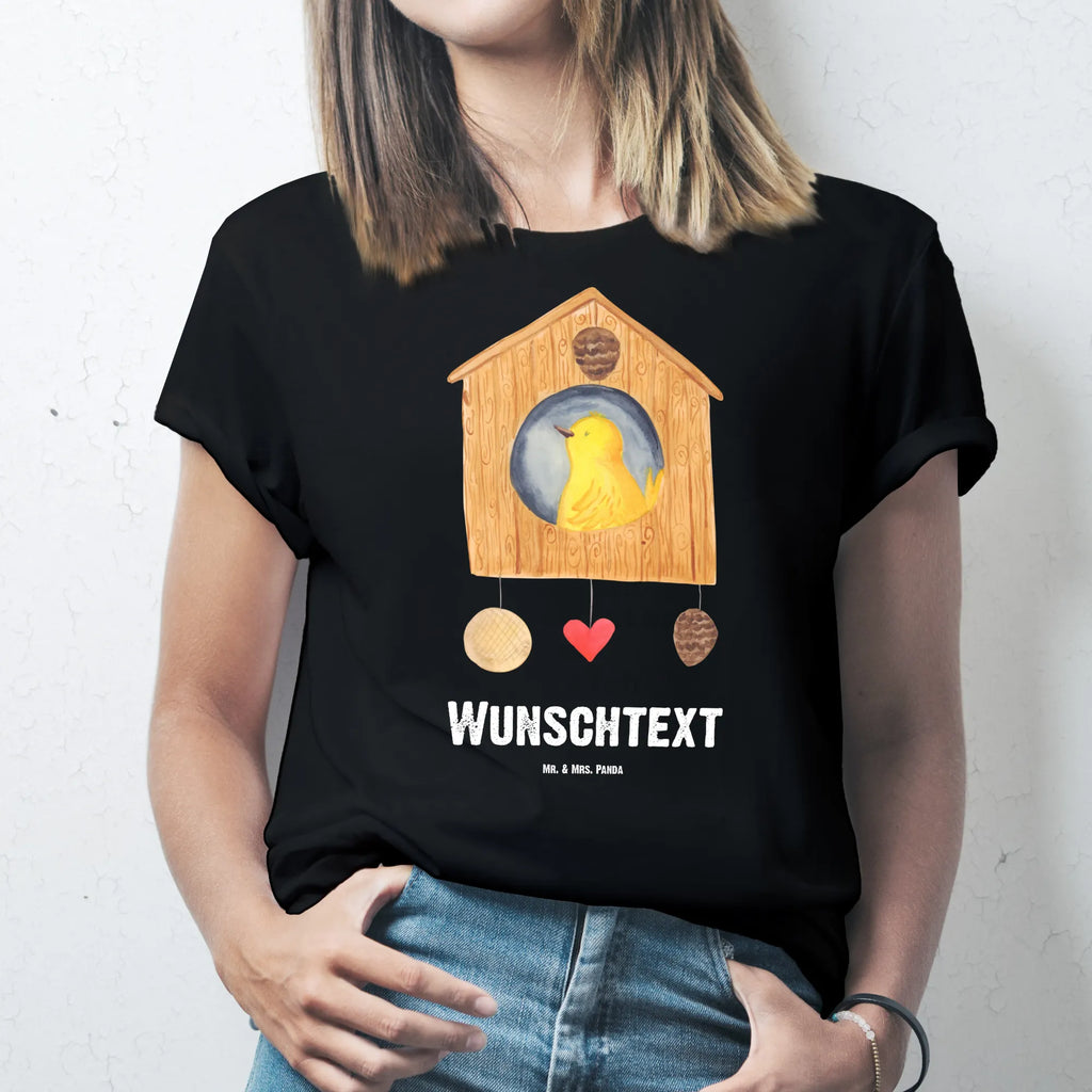 Personalisiertes T-Shirt Vogelhaus T-Shirt Personalisiert, T-Shirt mit Namen, T-Shirt mit Aufruck, Männer, Frauen, Wunschtext, Bedrucken, Tiermotive, Gute Laune, lustige Sprüche, Tiere, Vogel, Vögel, Vogelhaus, Vogelhäuschen, Home sweet home, Zuhause, Nest, Eigenheim, Familie, Wohnung, Haus, unser Haus, Lieblingsort, Castle