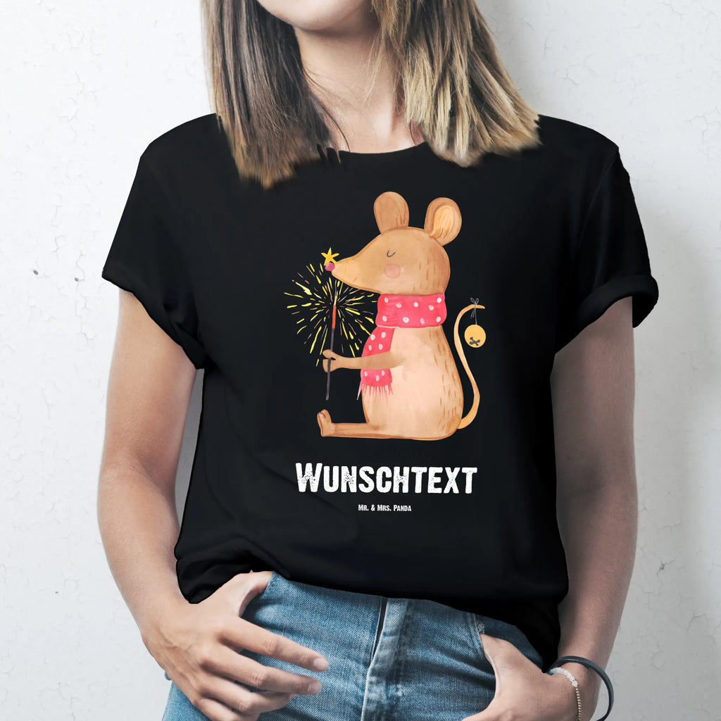 Personalisiertes T-Shirt Weihnachtsmaus T-Shirt Personalisiert, T-Shirt mit Namen, T-Shirt mit Aufruck, Männer, Frauen, Wunschtext, Bedrucken, Winter, Weihnachten, Weihnachtsdeko, Nikolaus, Advent, Heiligabend, Wintermotiv, Frohe Weihnachten, Weihnachtsgruß, Weihnachtsmotiv, Maus, Mäuschen, Weihnachtswunder