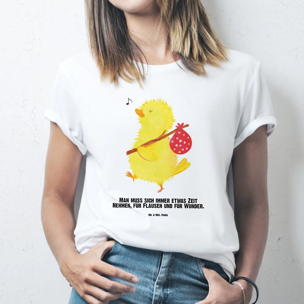 Personalisiertes T-Shirt Küken Wanderer T-Shirt Personalisiert, T-Shirt mit Namen, T-Shirt mit Aufruck, Männer, Frauen, Wunschtext, Bedrucken, Ostern, Osterhase, Ostergeschenke, Osternest, Osterdeko, Geschenke zu Ostern, Ostern Geschenk, Ostergeschenke Kinder, Ostern Kinder, Küken, Osterei, Ostereier, Ei, Frühlingsgefühle, Freude, Grüße, liebe Grüße, Frohe Ostern, Ostergrüße, Flausen, Wunder, Reisen, Weltenbummler, Zeit, Zeitmanagement, Backpacker